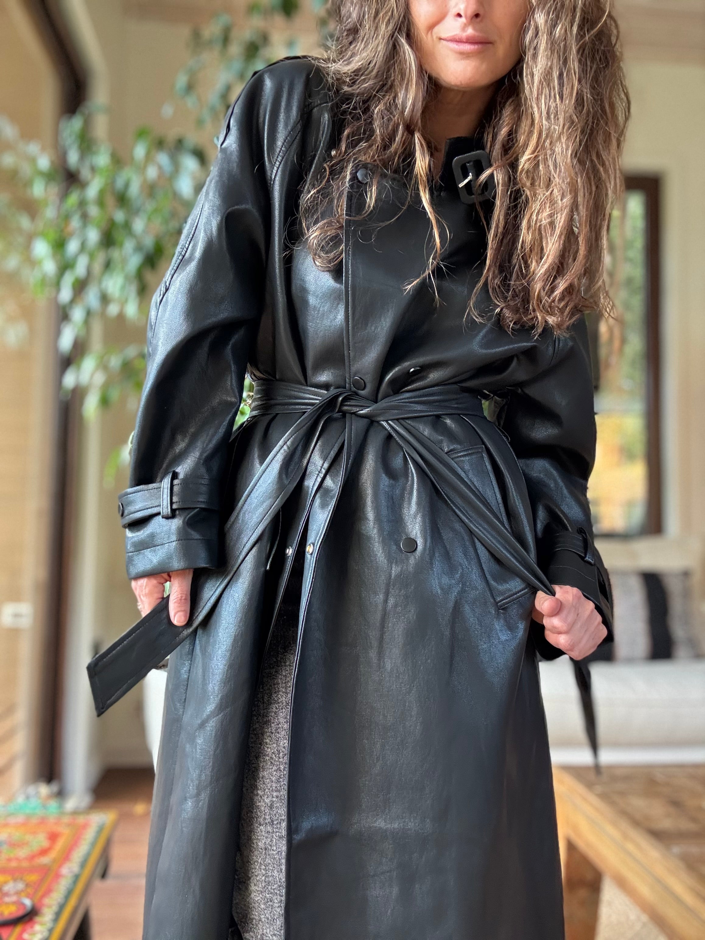 Abrigo eco cuero negro impermeable