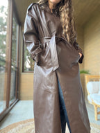 Abrigo eco cuero café impermeable
