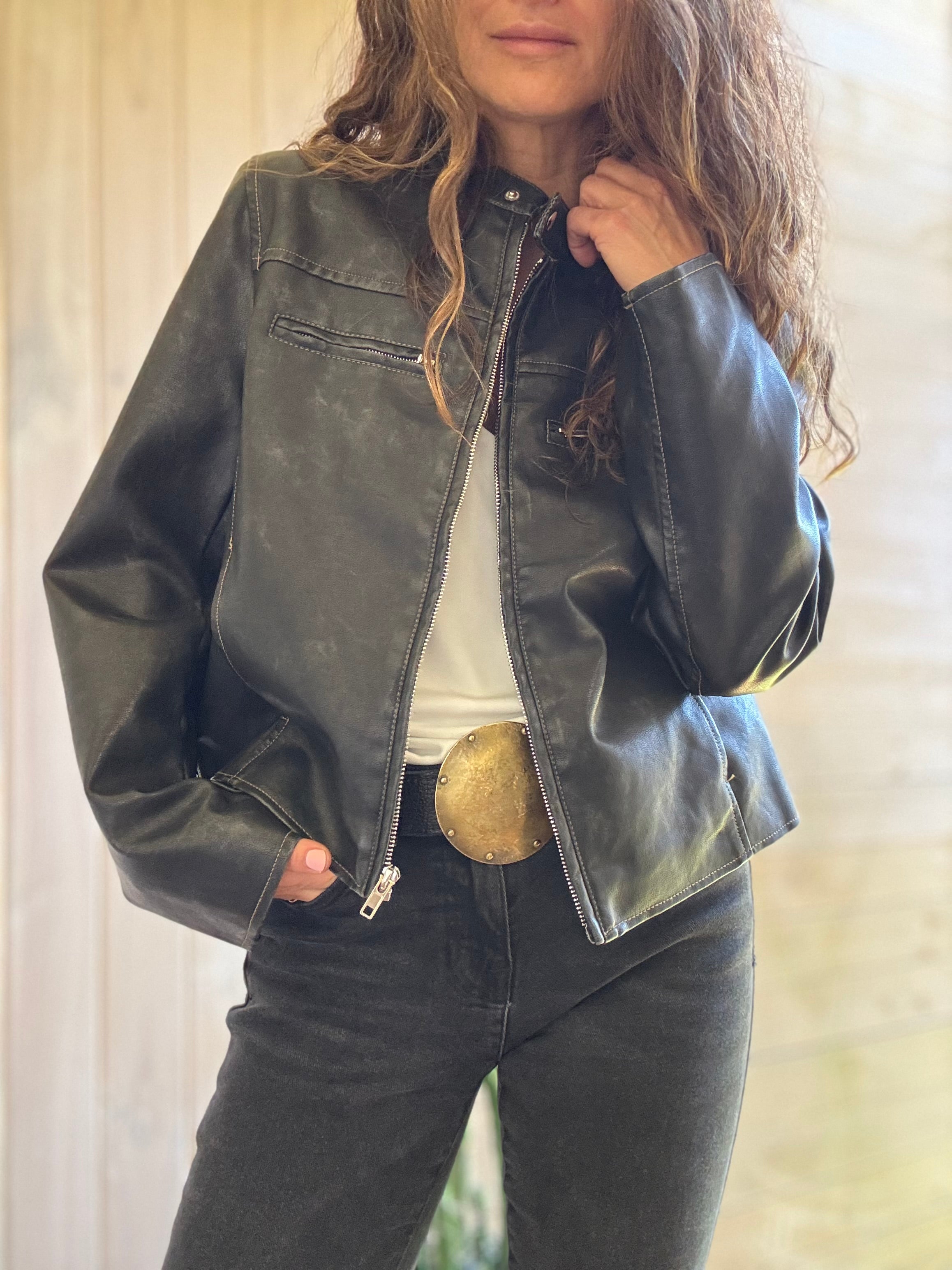 Chaqueta eco cuero cuello mano negro desgastado