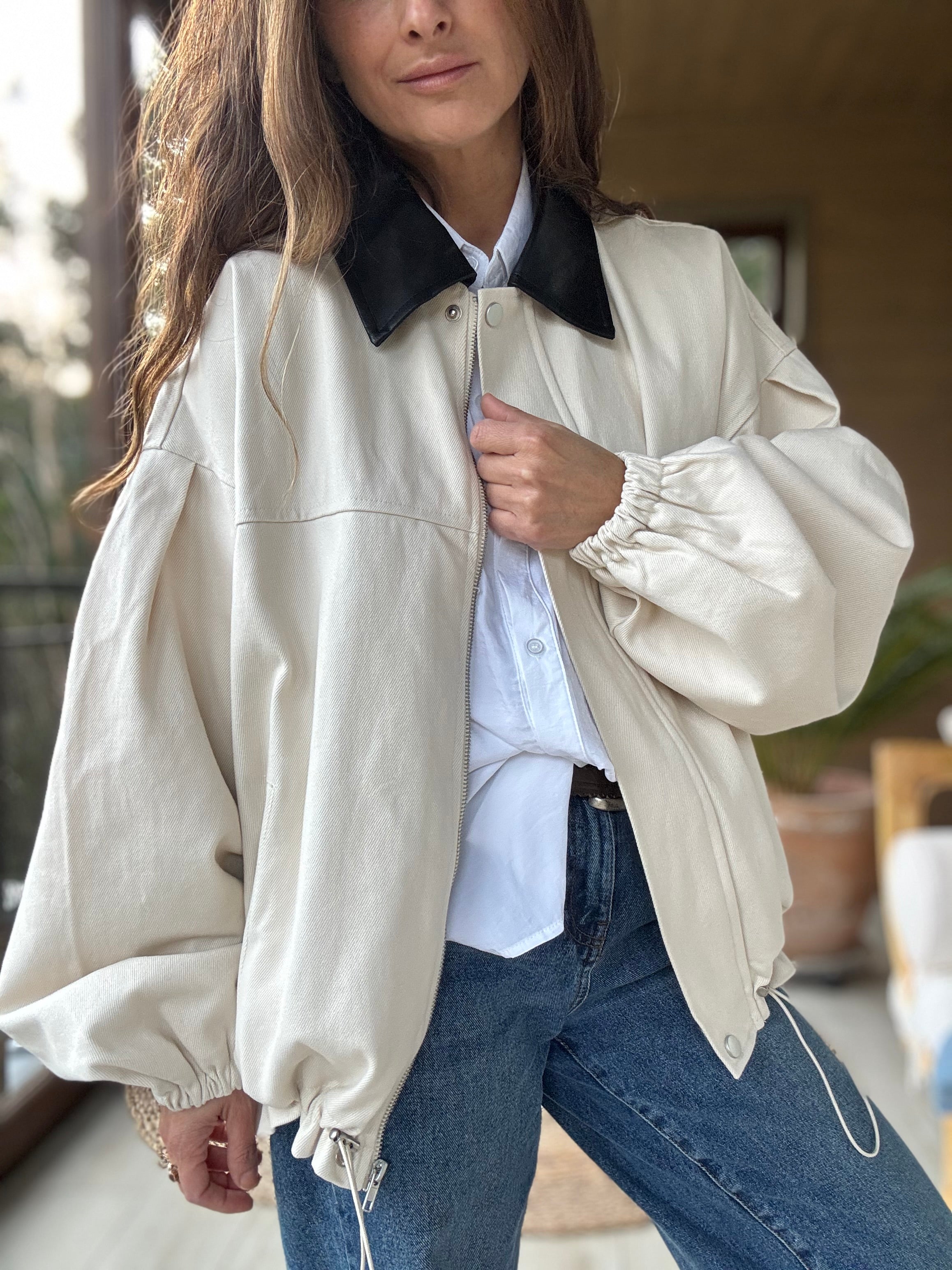 Chaqueta cuello negro