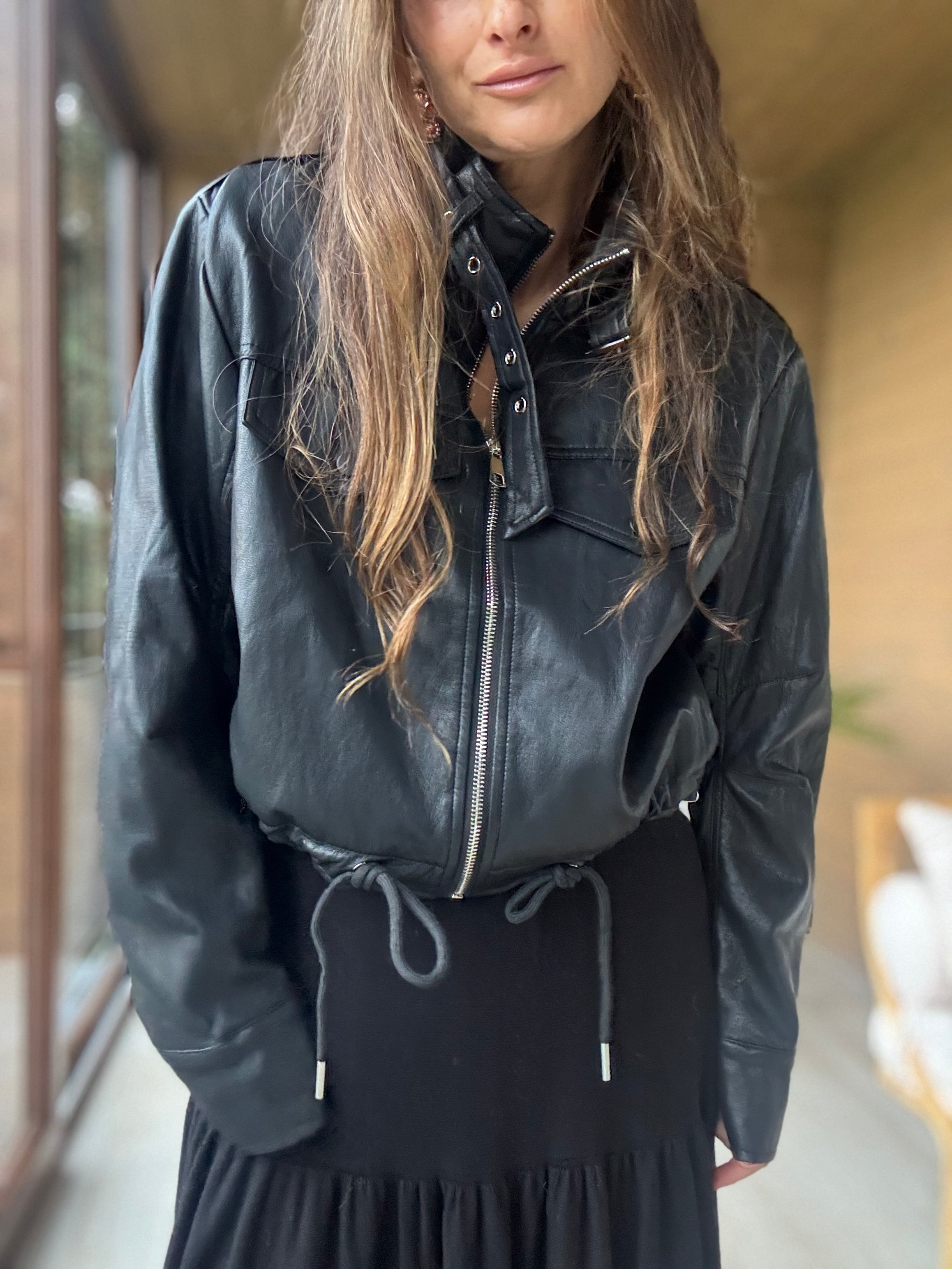 Chaqueta eco cuero corta
