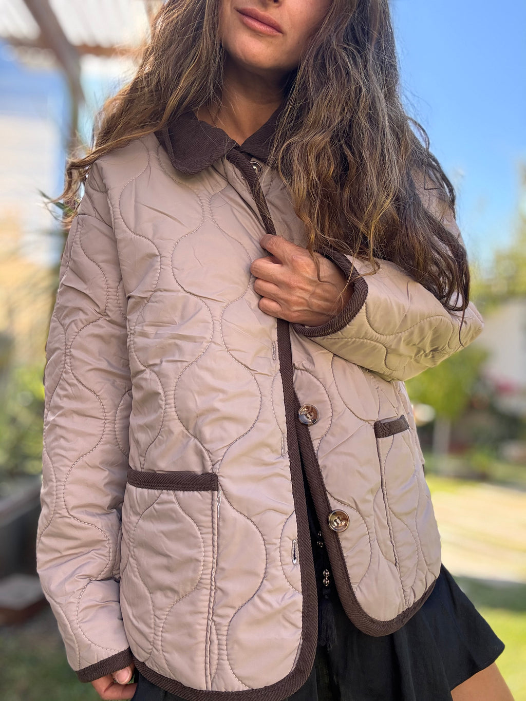 Parka acolchada café cuello cotelé