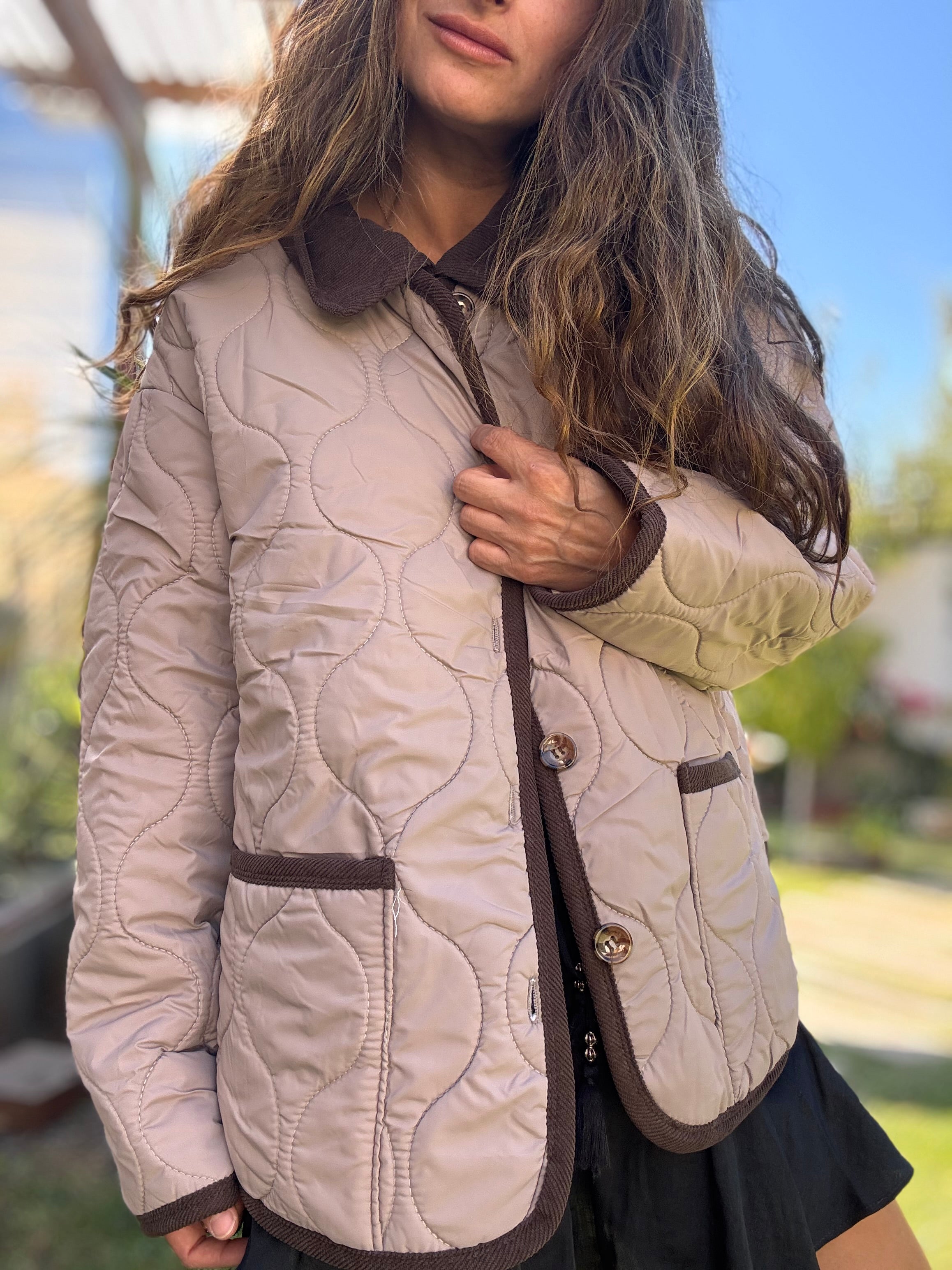 Parka acolchada café cuello cotelé