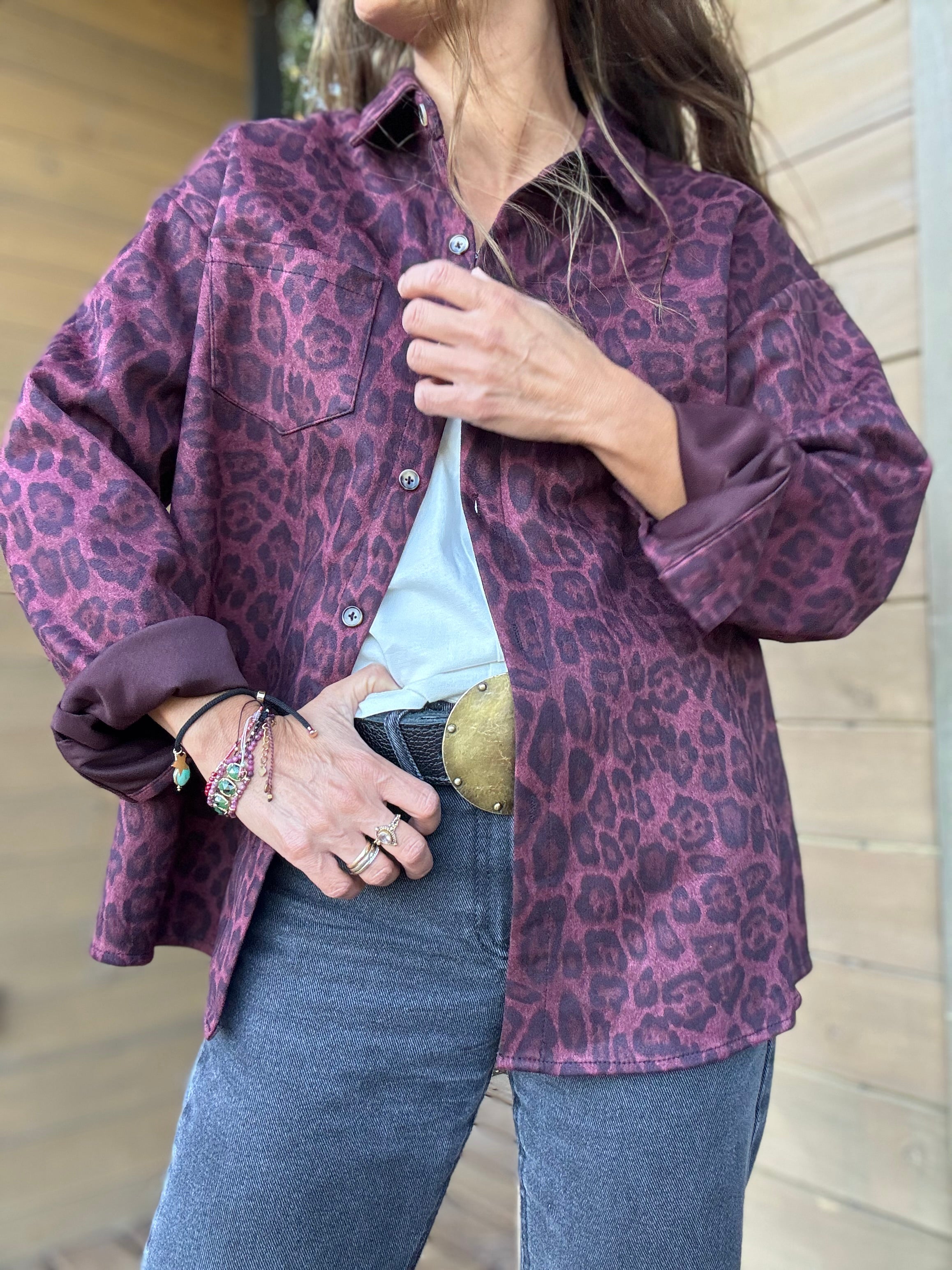 Sobre camisa animal print vino