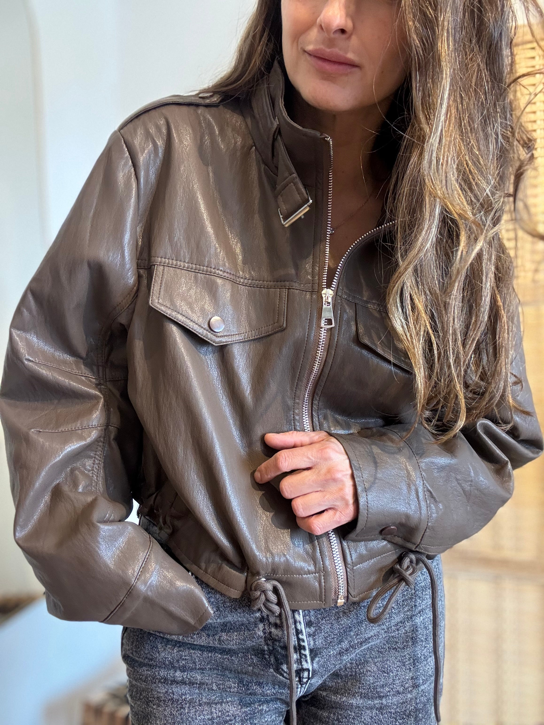 Chaqueta eco cuero corta