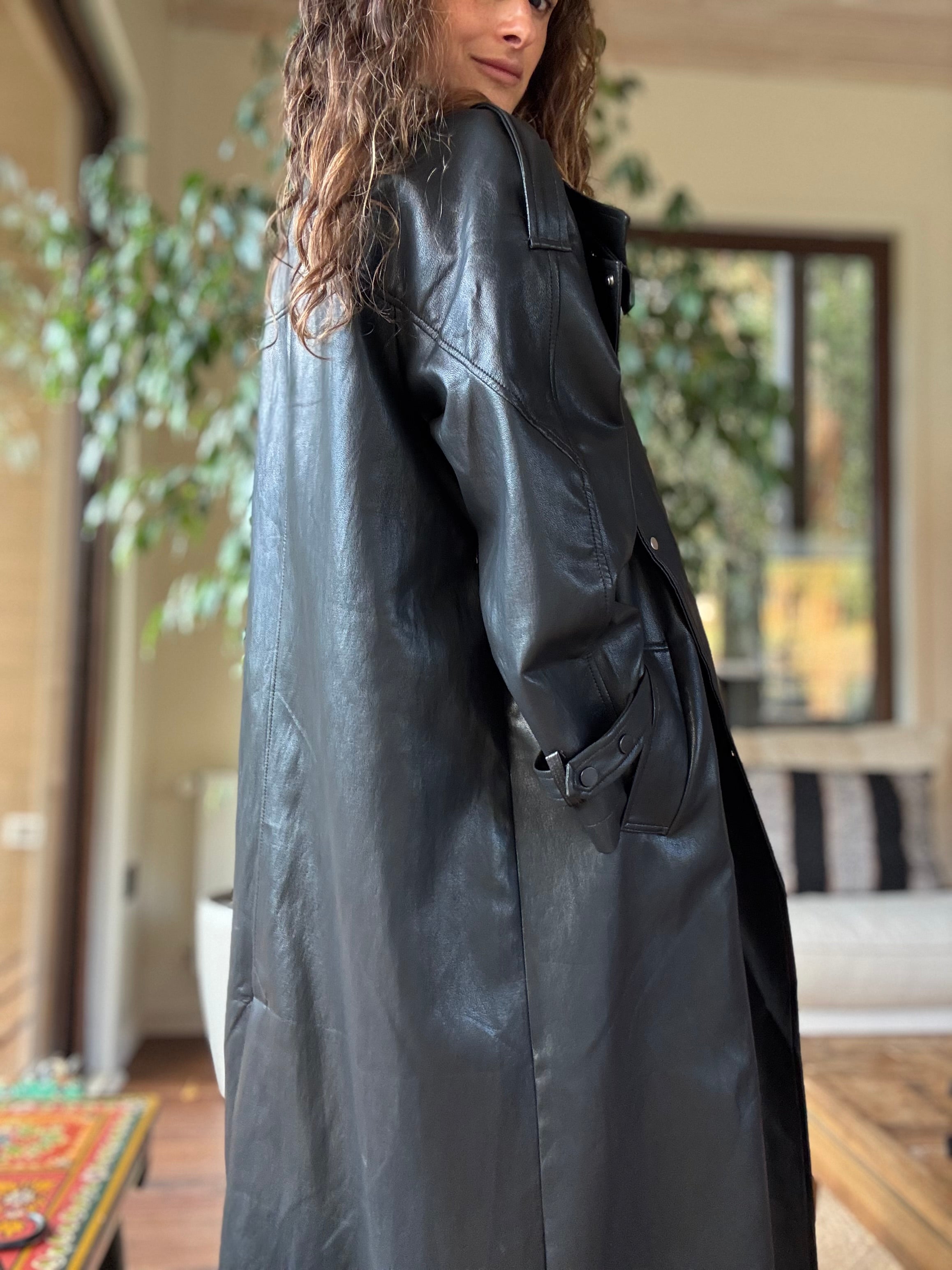 Abrigo eco cuero negro impermeable