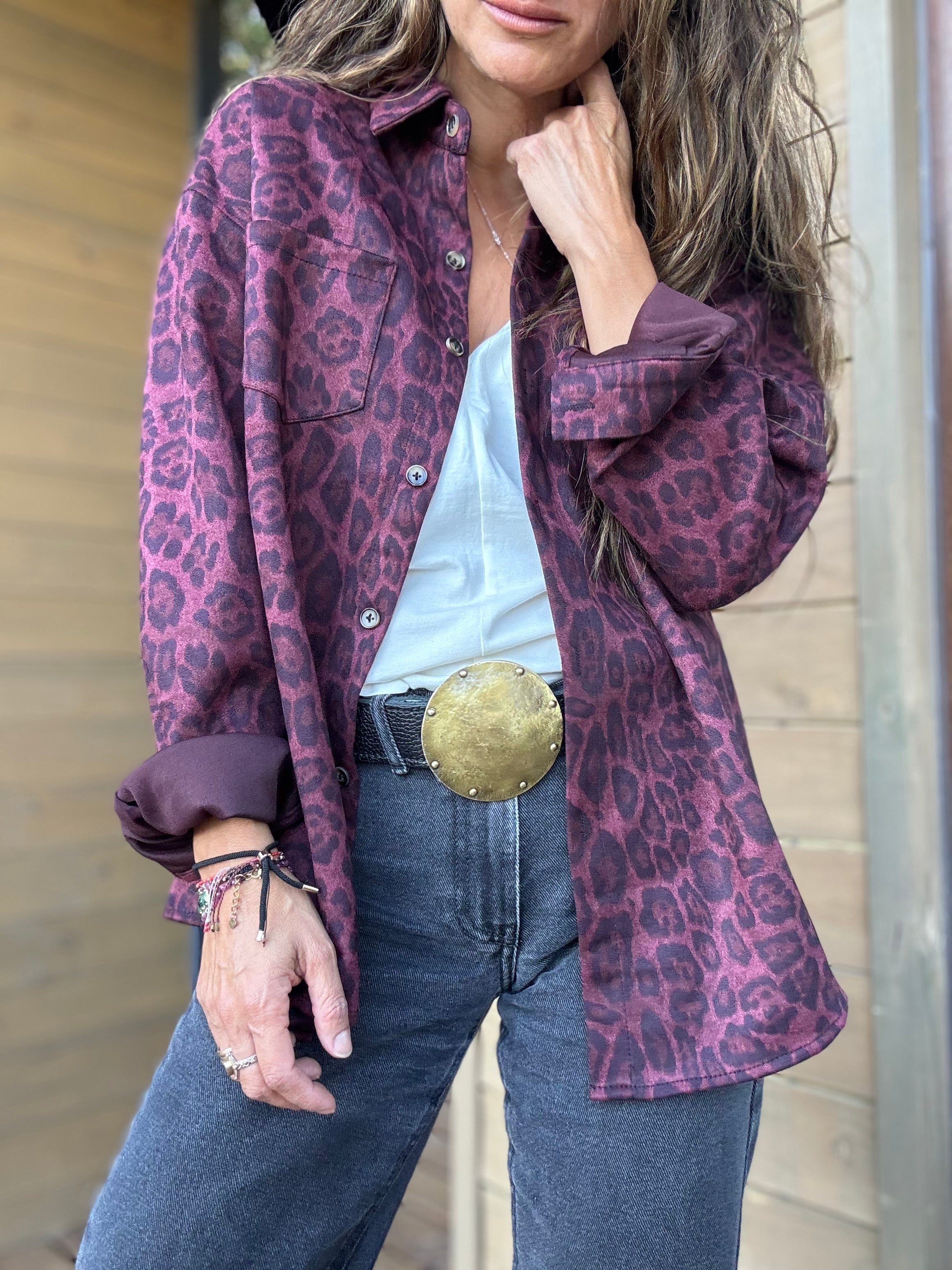 Sobre camisa animal print vino