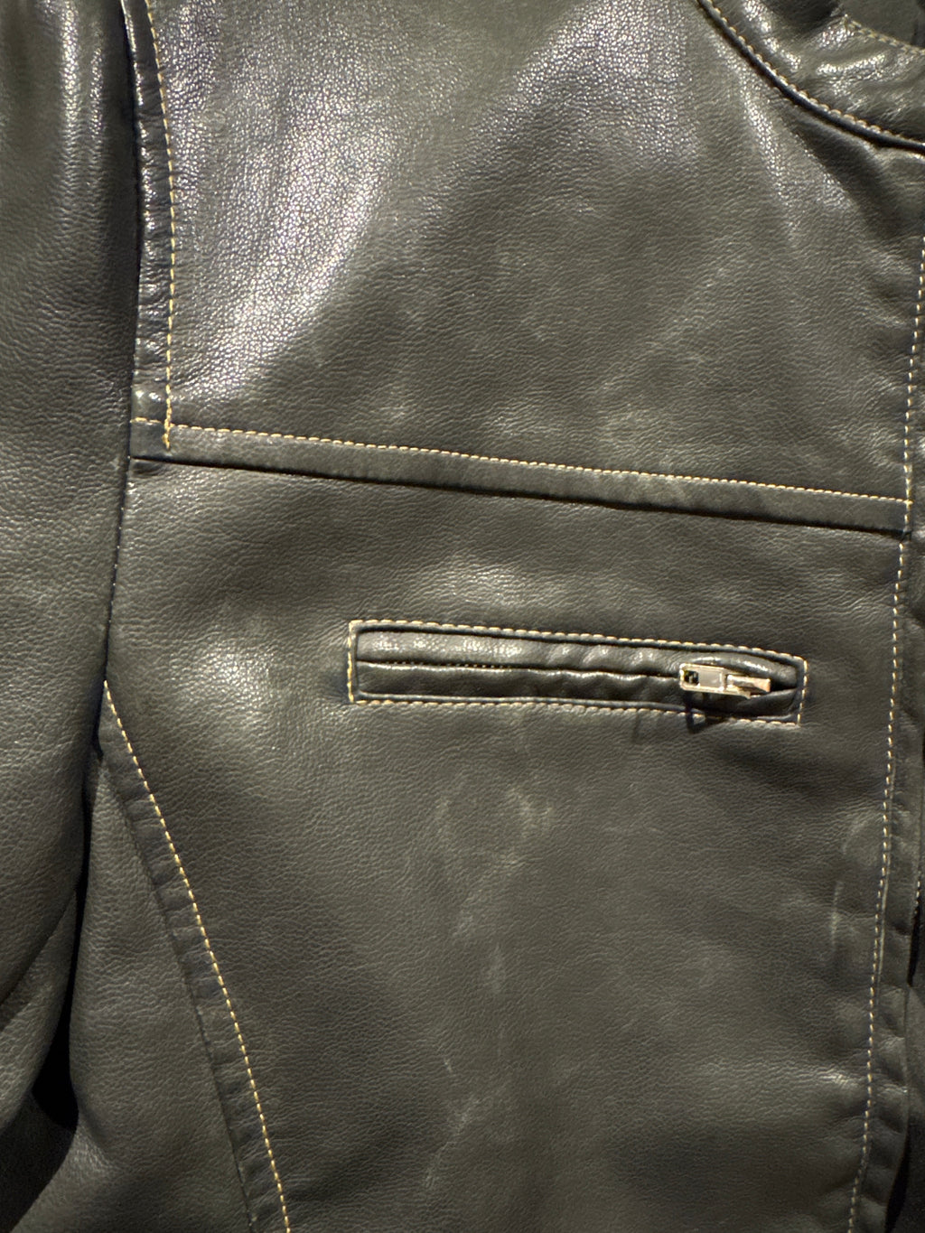 Chaqueta eco cuero cuello mano negro desgastado