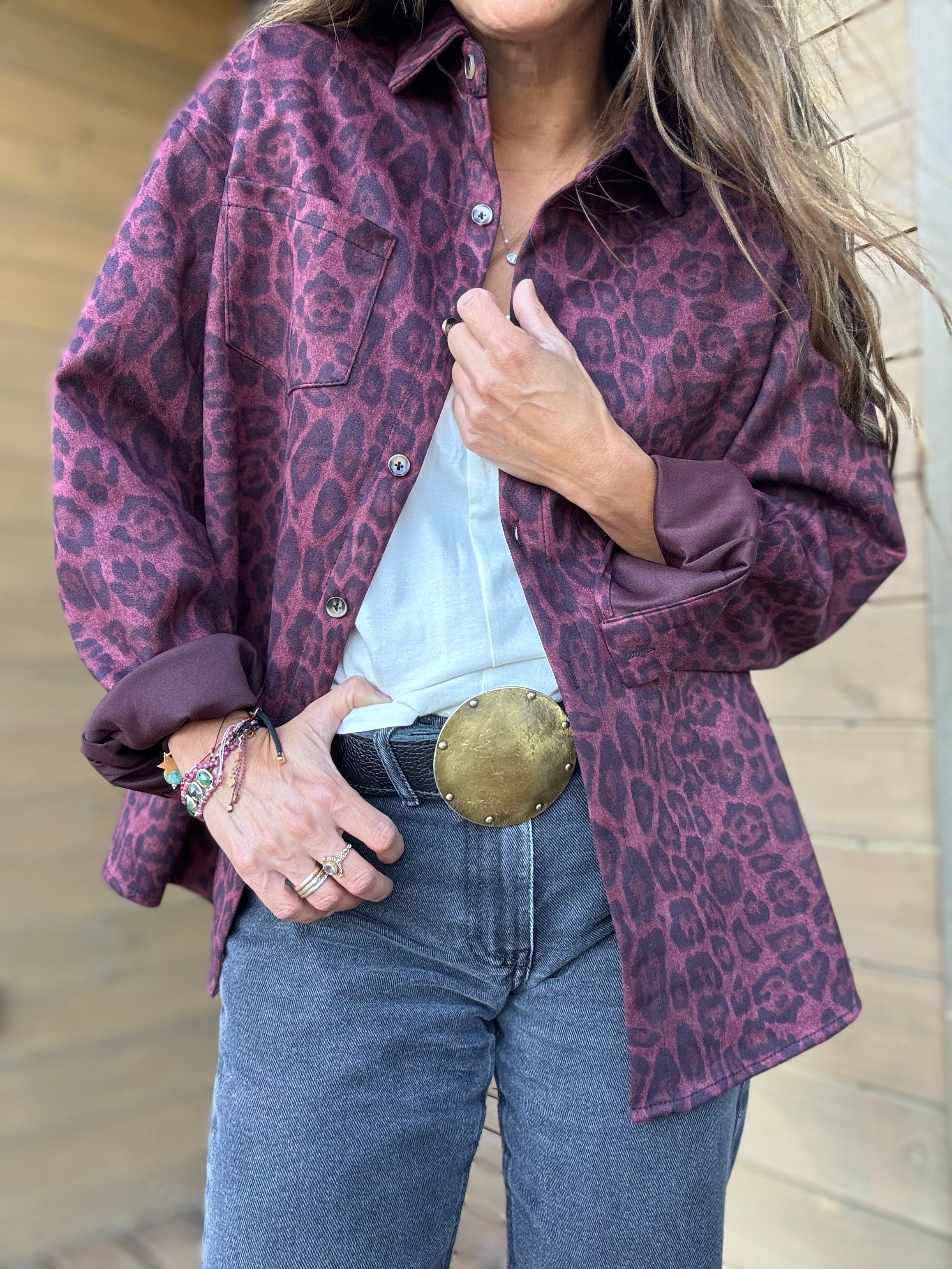 Sobre camisa animal print vino