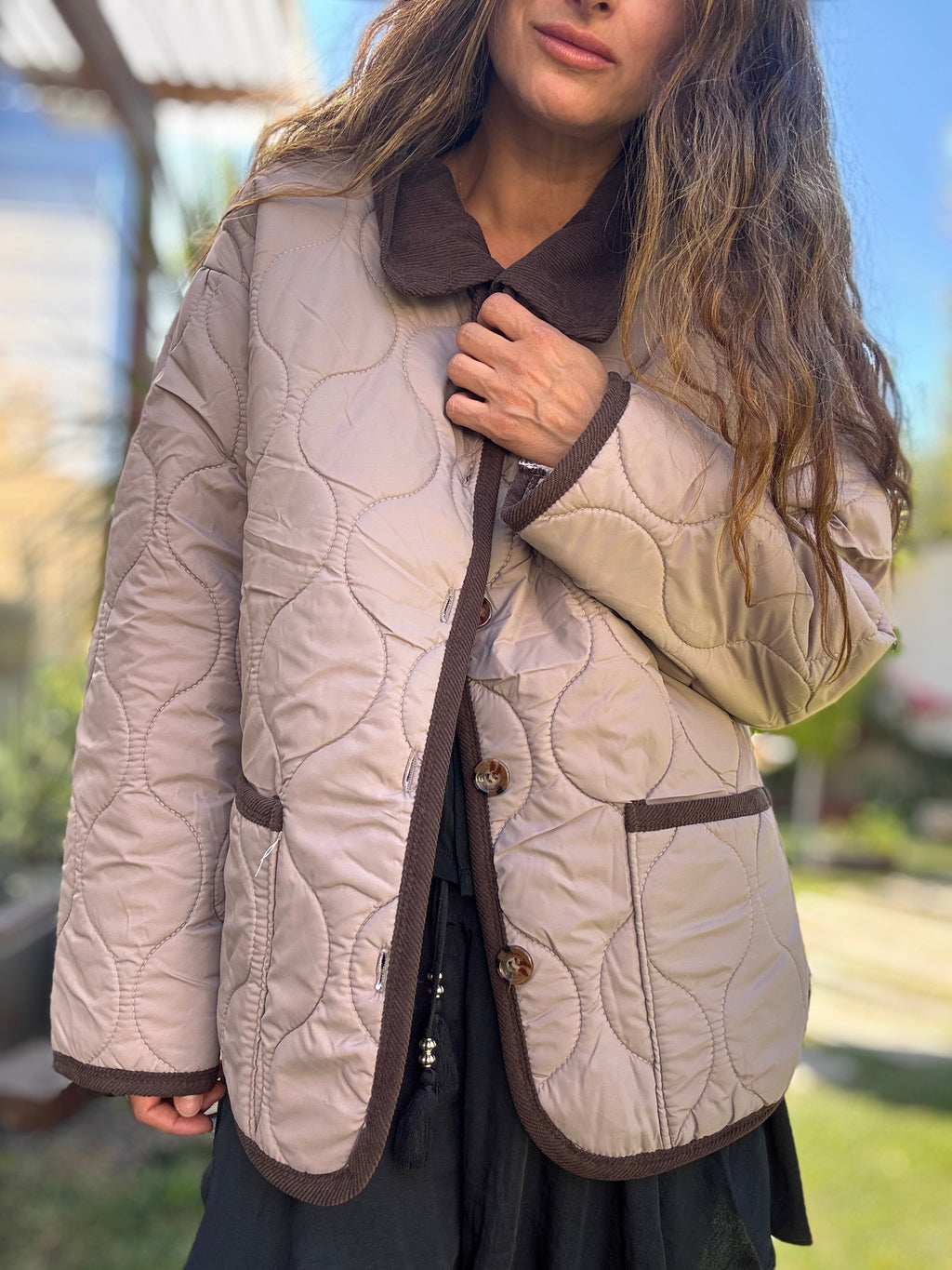 Parka acolchada café cuello cotelé