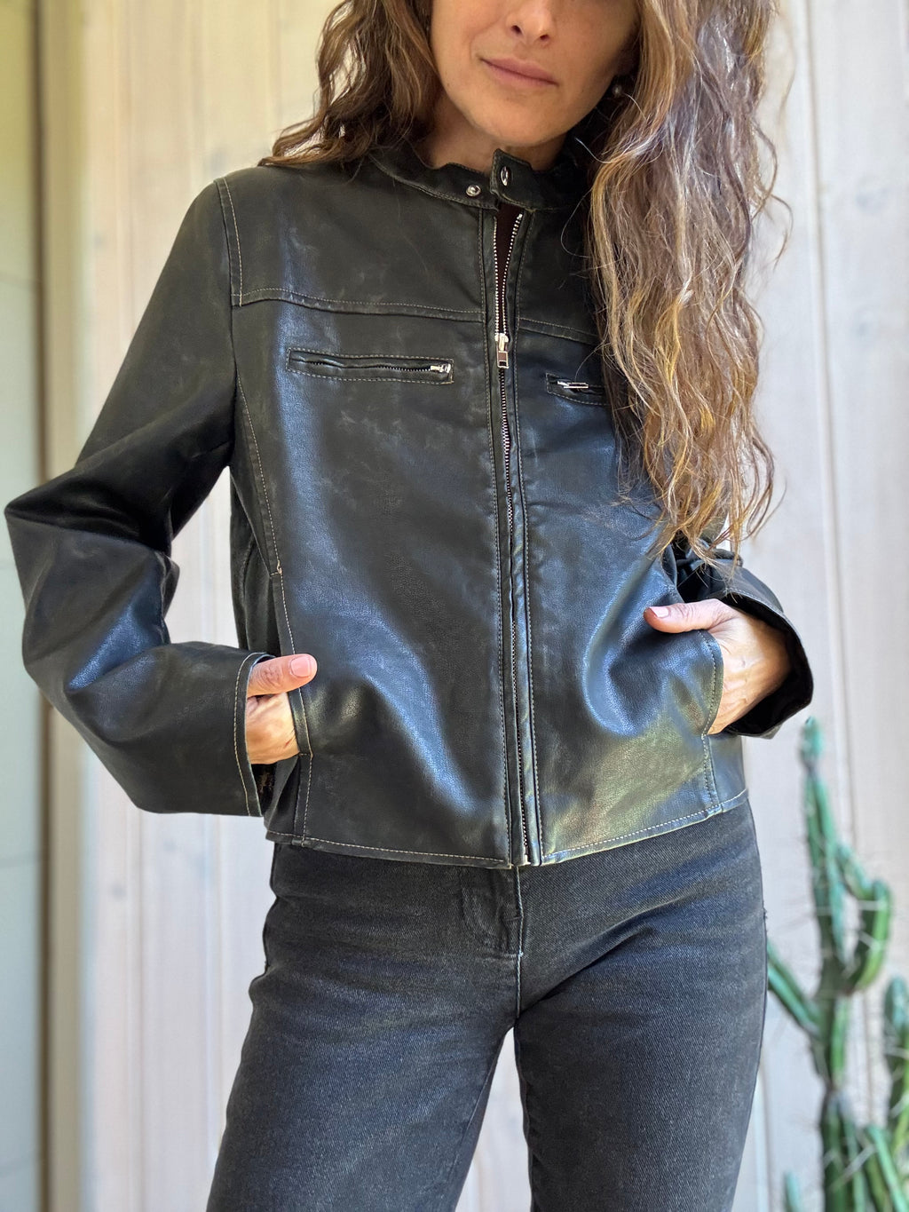 Chaqueta eco cuero cuello mano negro desgastado