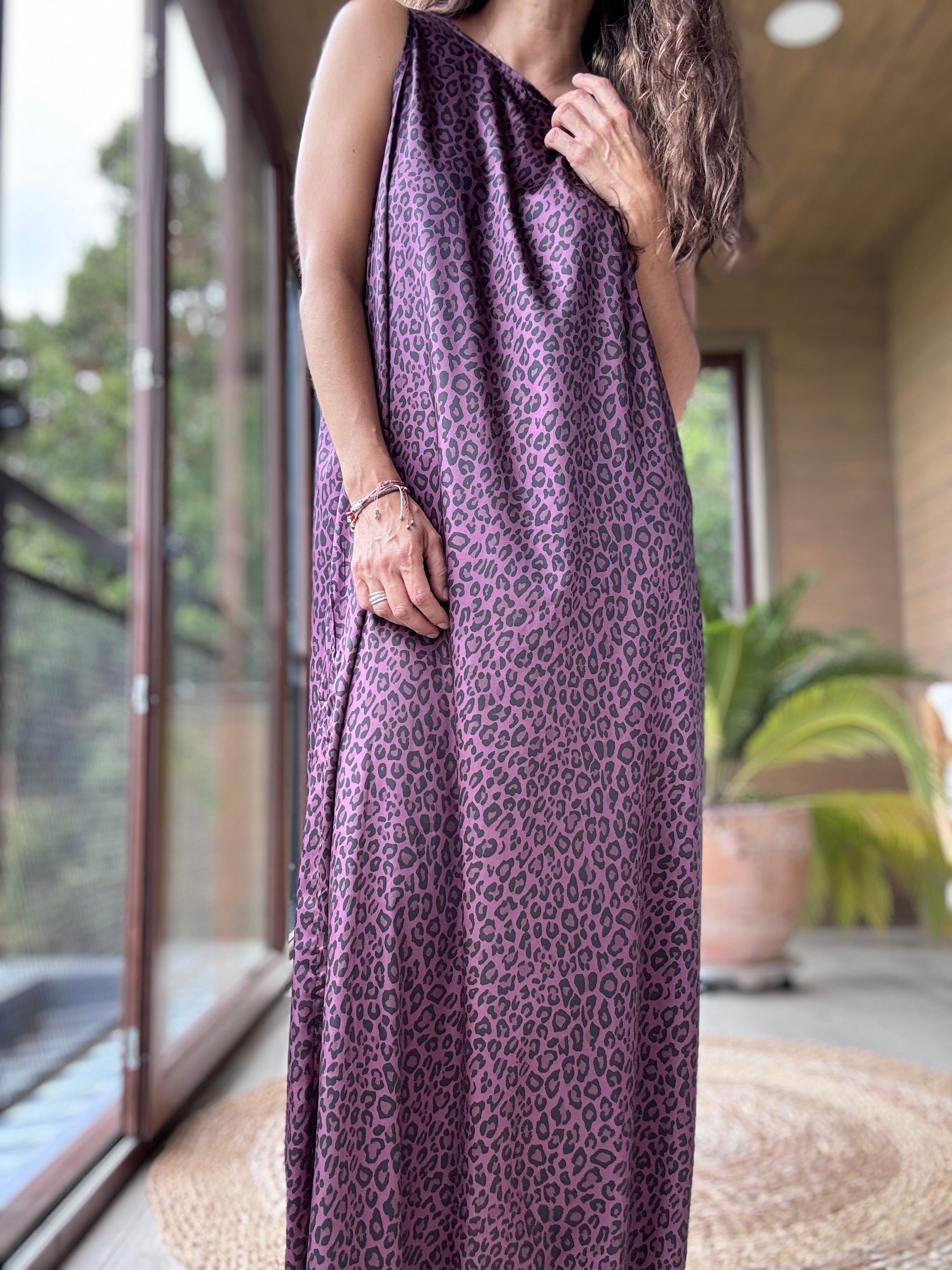 Vestido satén animal print vino