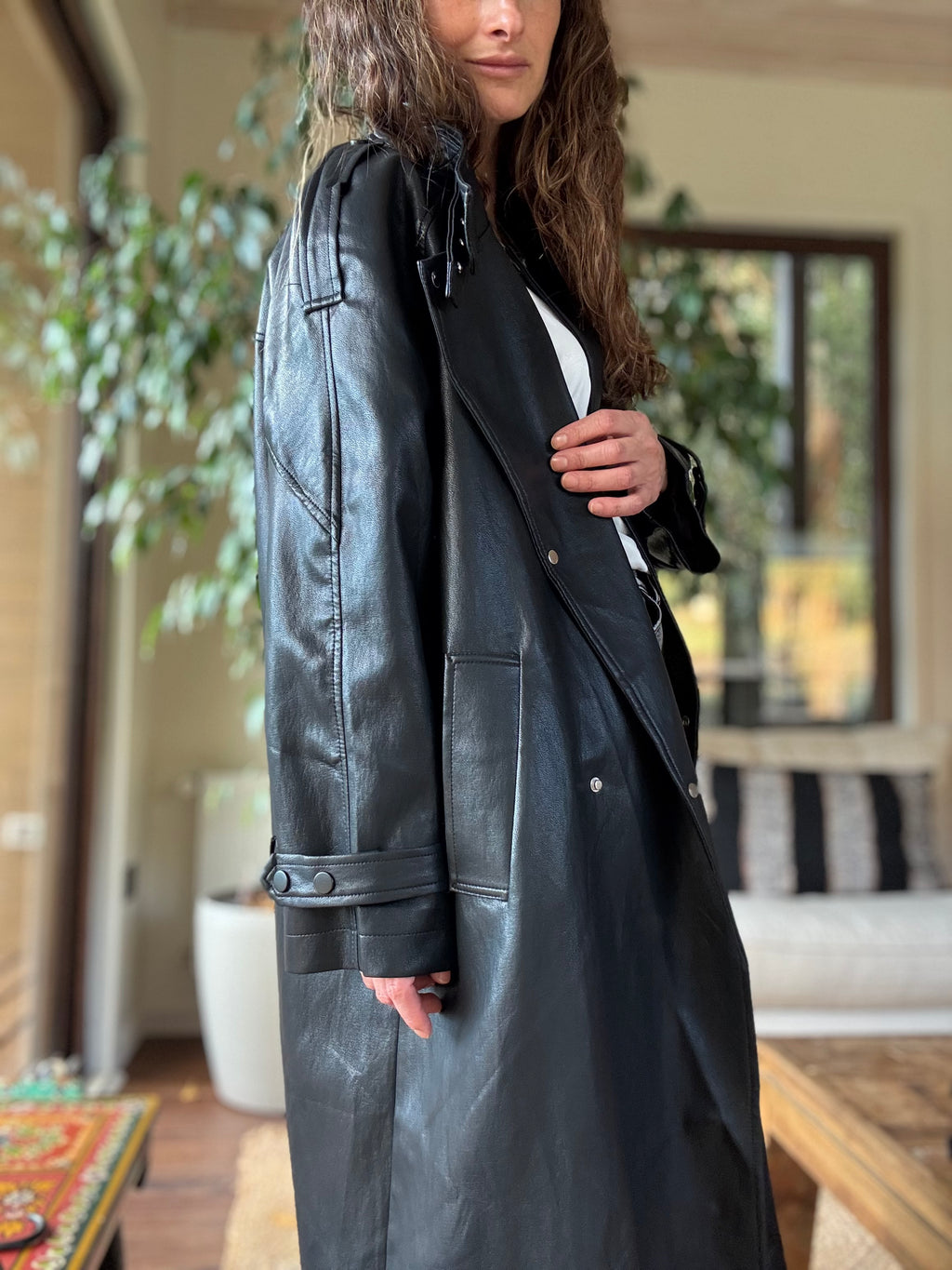 Abrigo eco cuero negro impermeable