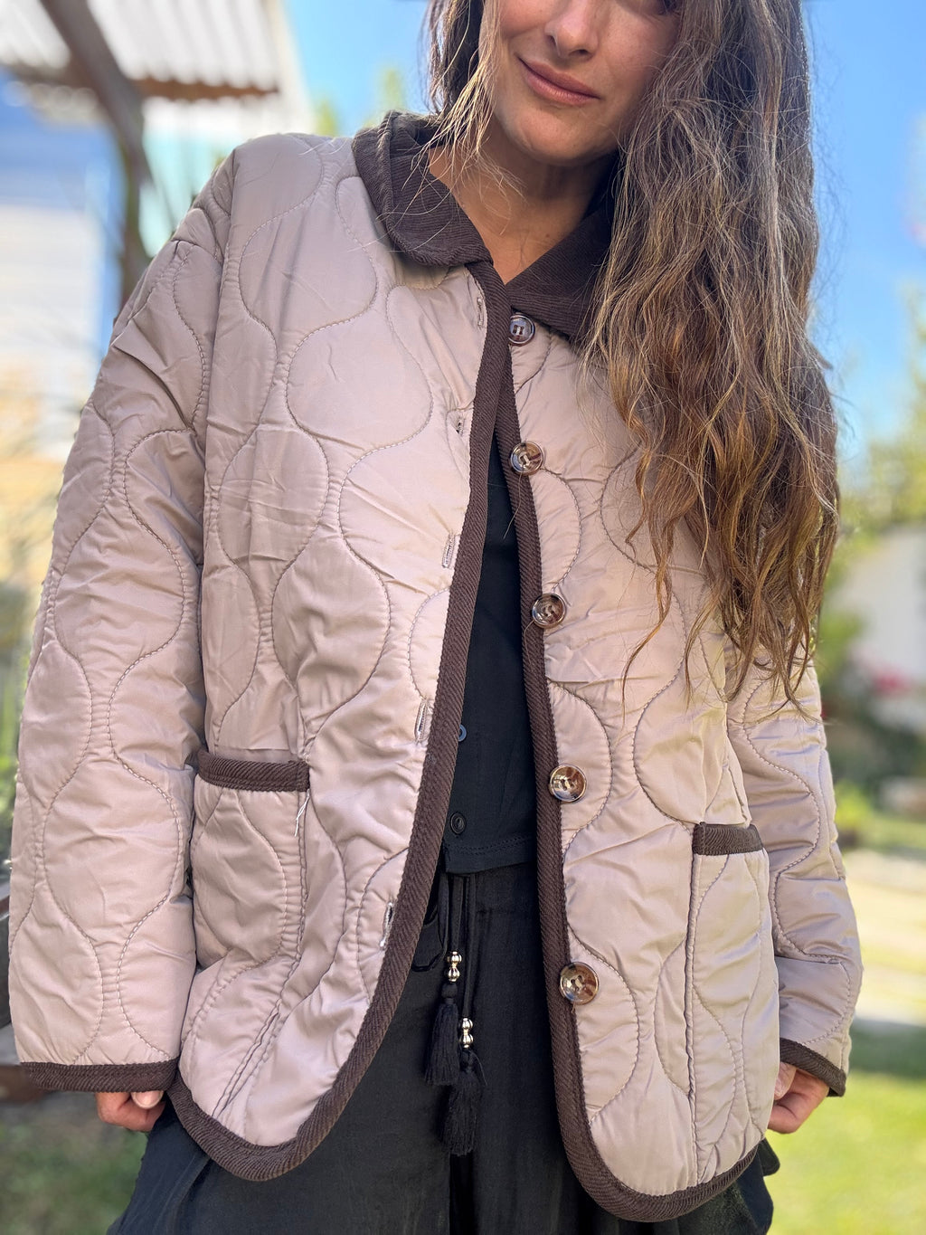 Parka acolchada café cuello cotelé