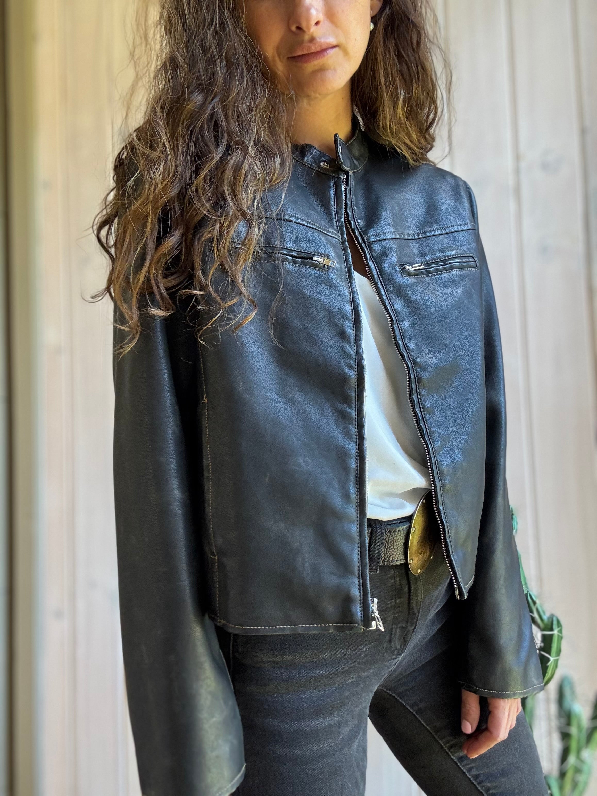Chaqueta eco cuero cuello mano negro desgastado