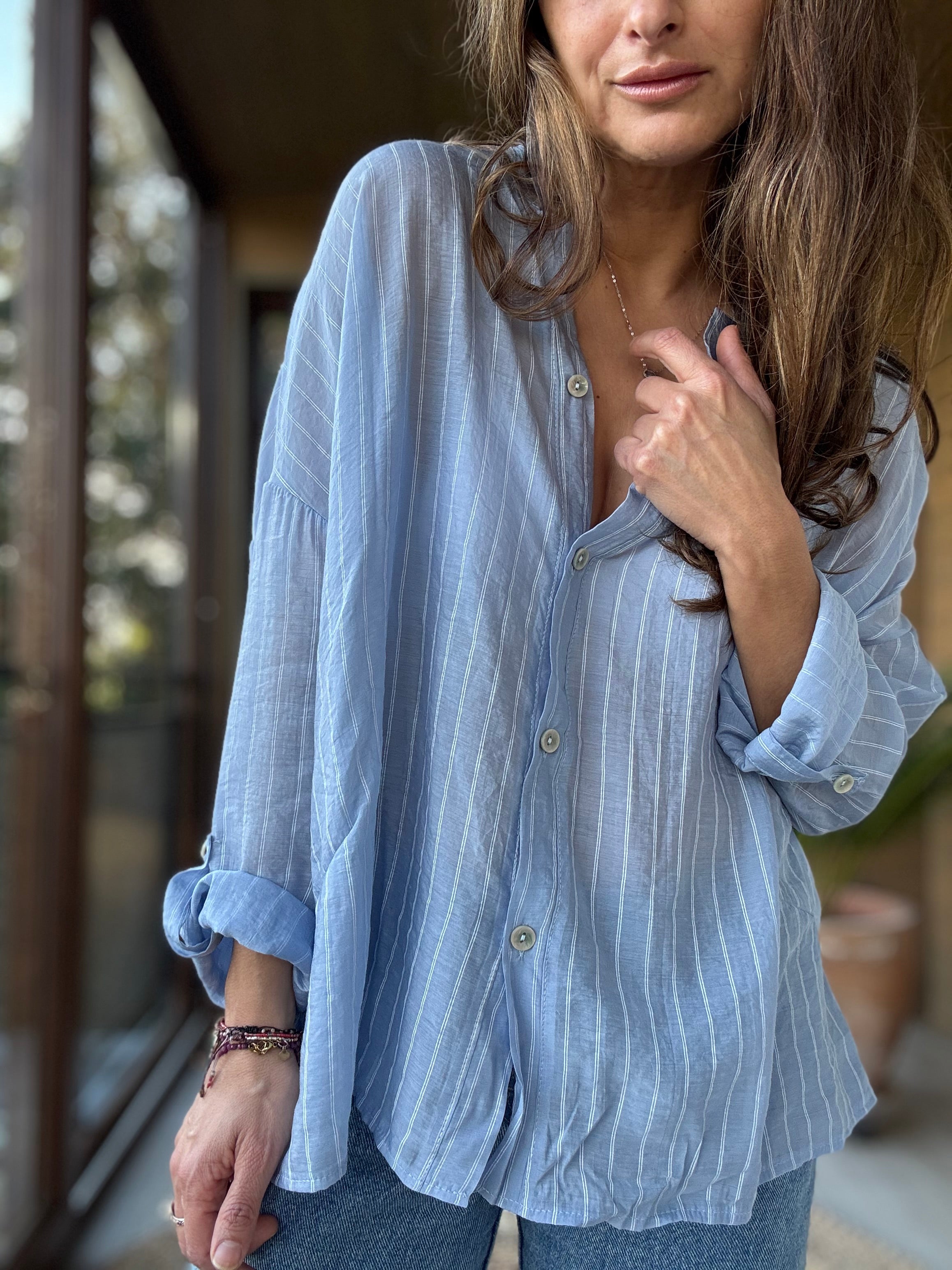 Camisa fluida líneas celeste
