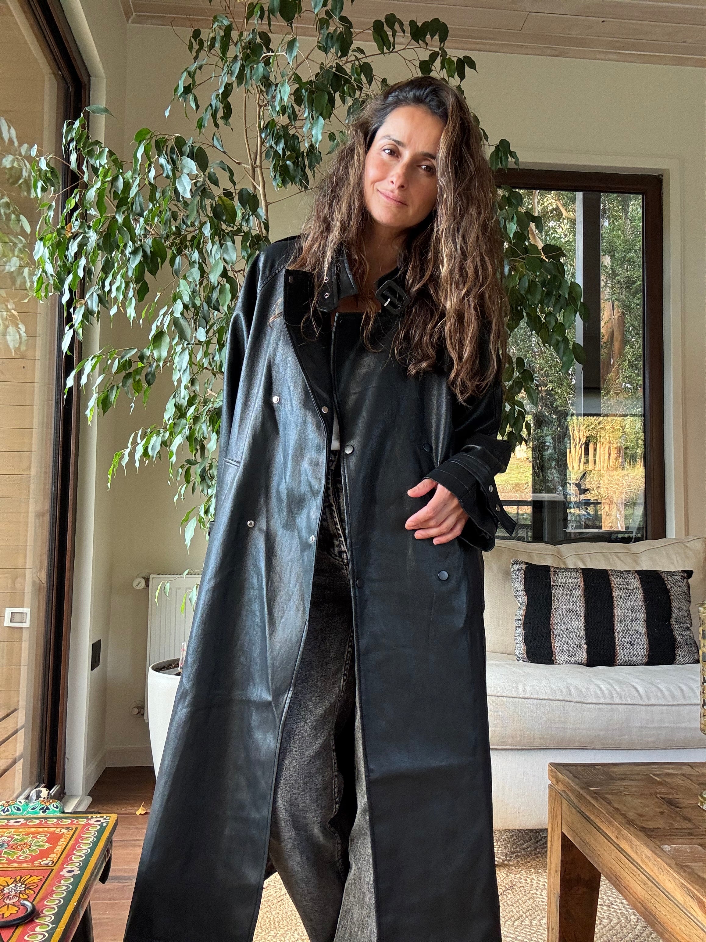 Abrigo eco cuero negro impermeable