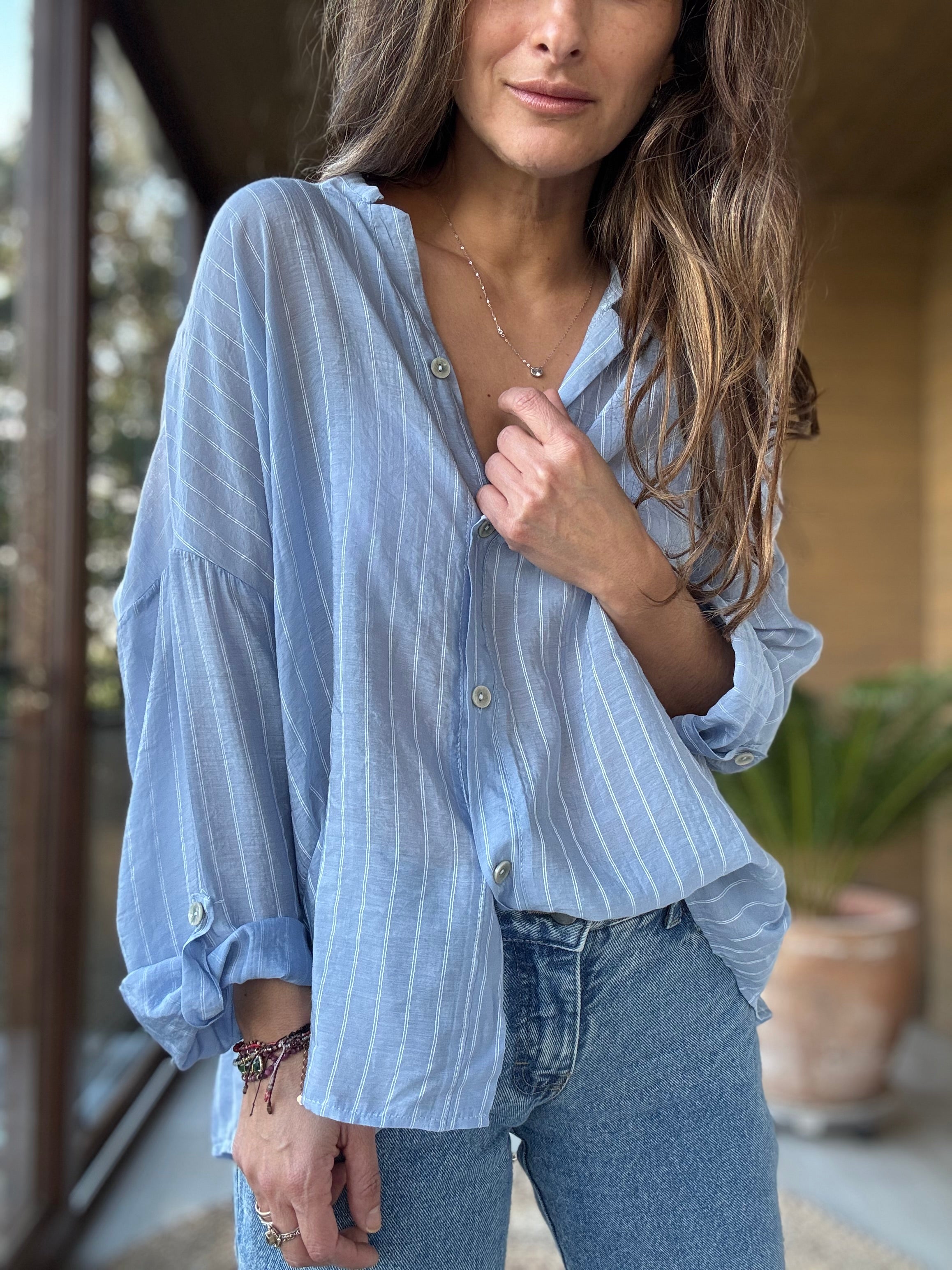 Camisa fluida líneas celeste