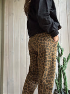Pantalón elasticado animal print con cinturón