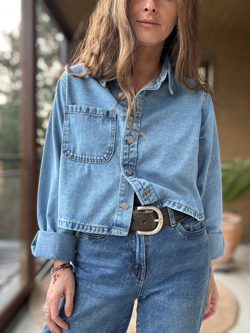 Sobre camisa jeans corta