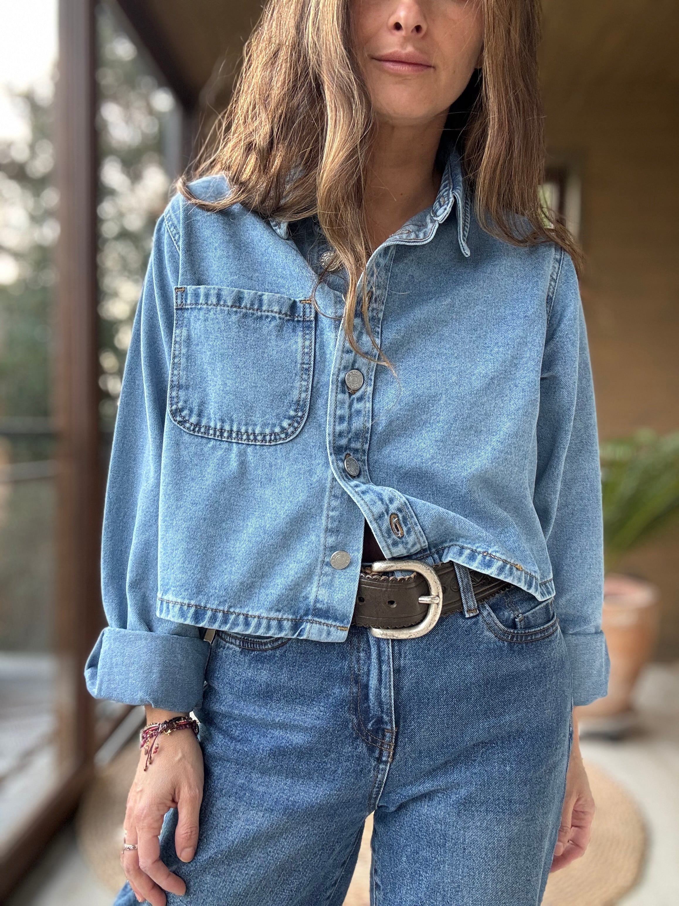 Sobre camisa jeans corta