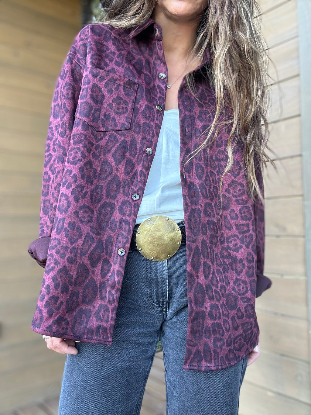 Sobre camisa animal print vino