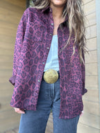 Sobre camisa animal print vino