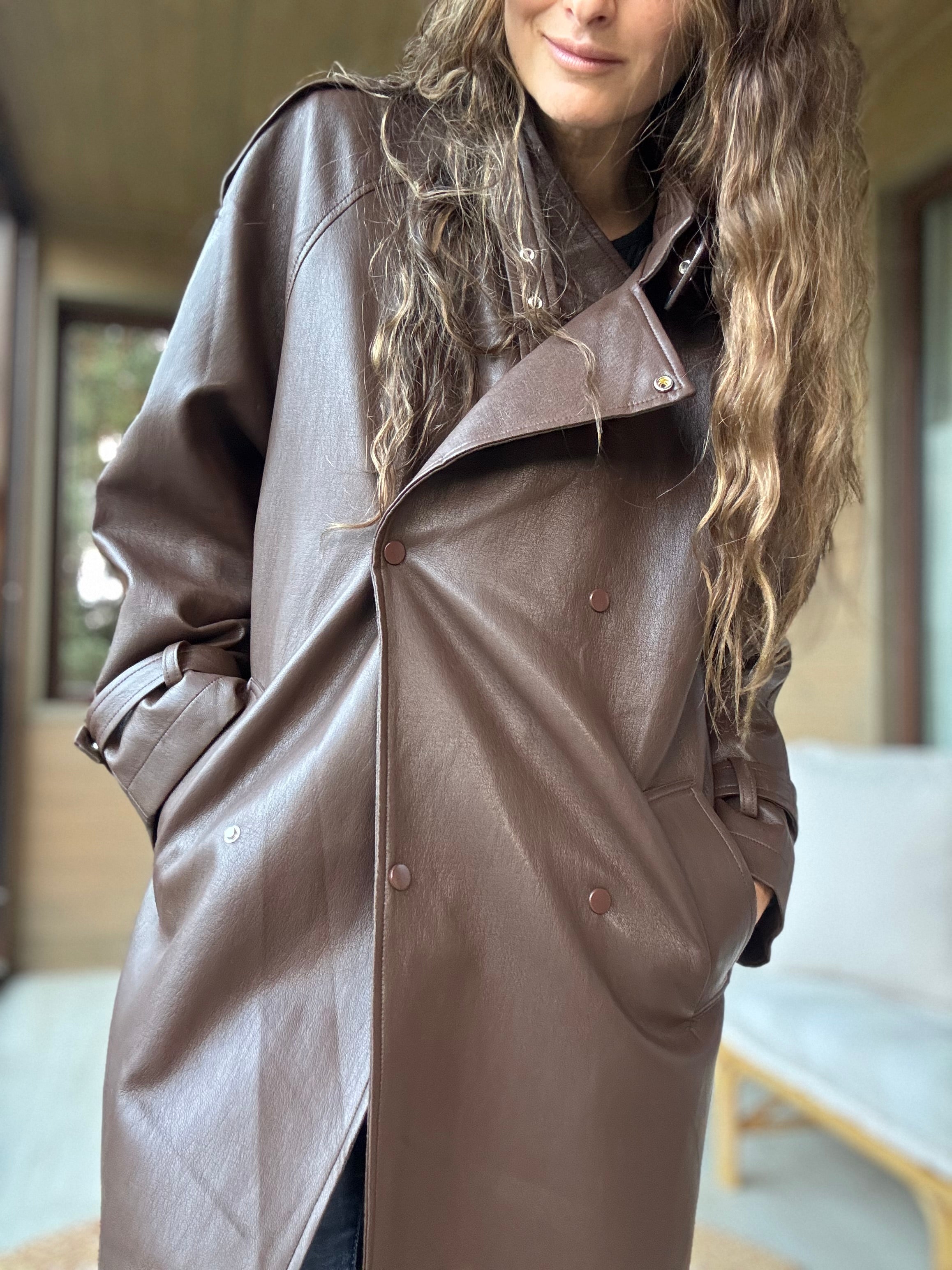 Abrigo eco cuero café impermeable