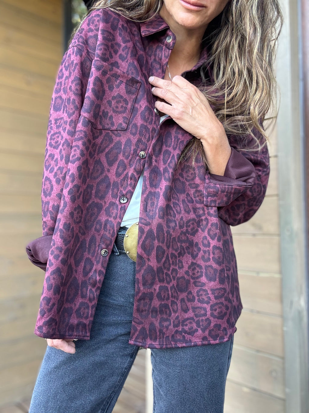 Sobre camisa animal print vino