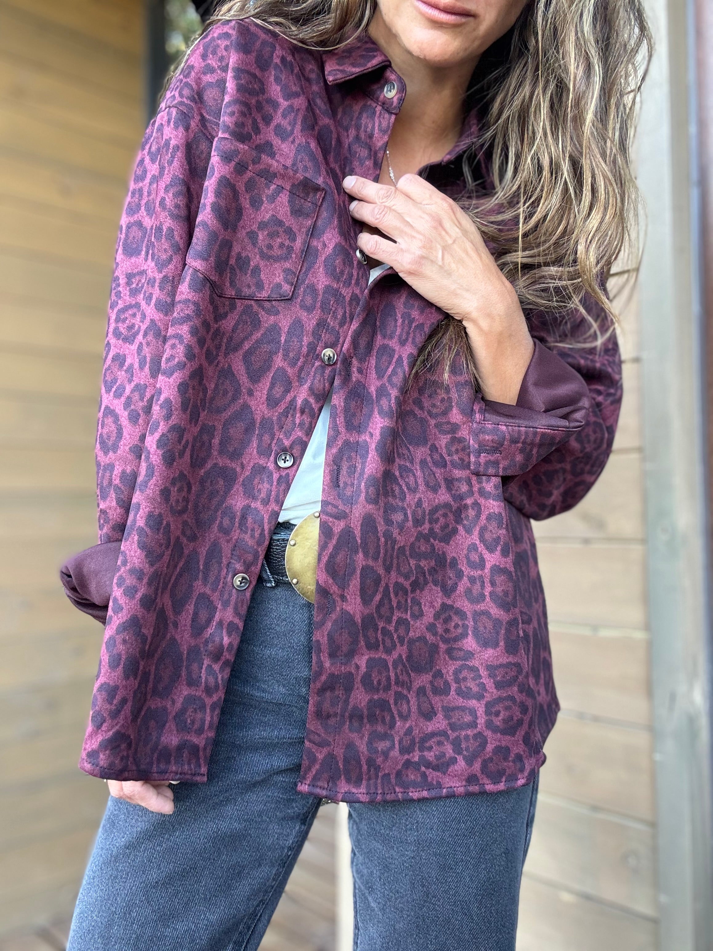 Sobre camisa animal print vino