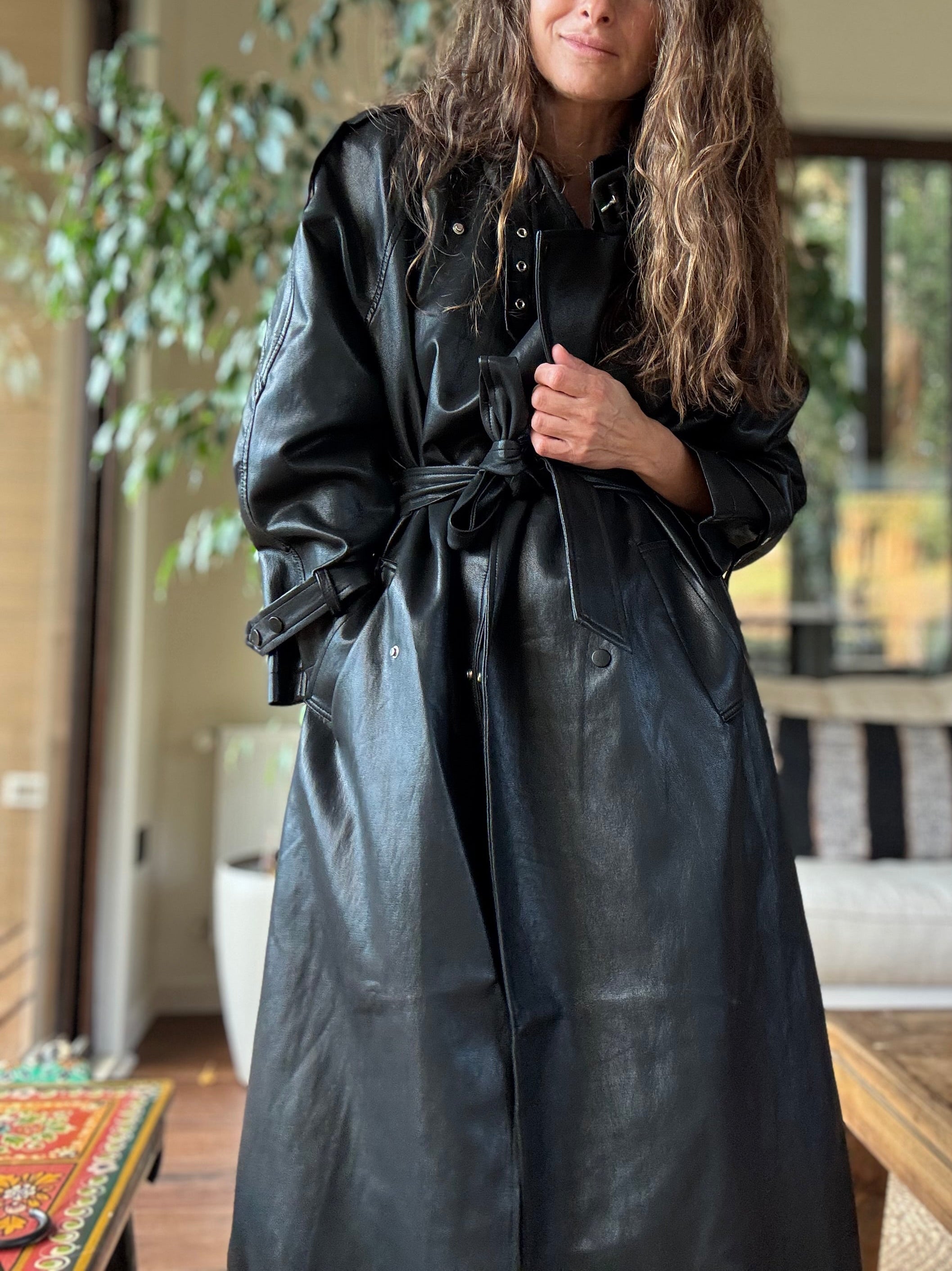 Abrigo eco cuero negro impermeable