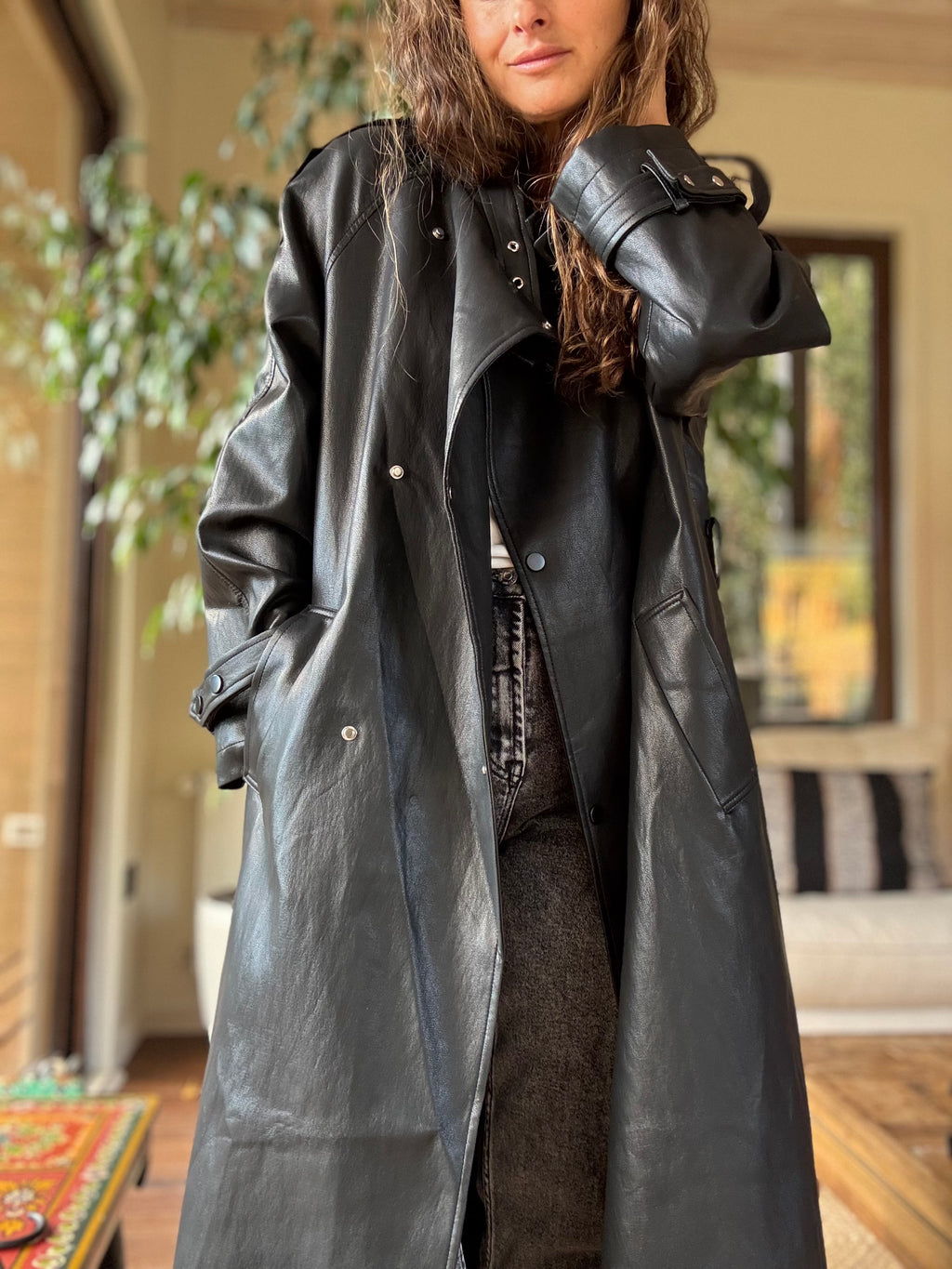 Abrigo eco cuero negro impermeable