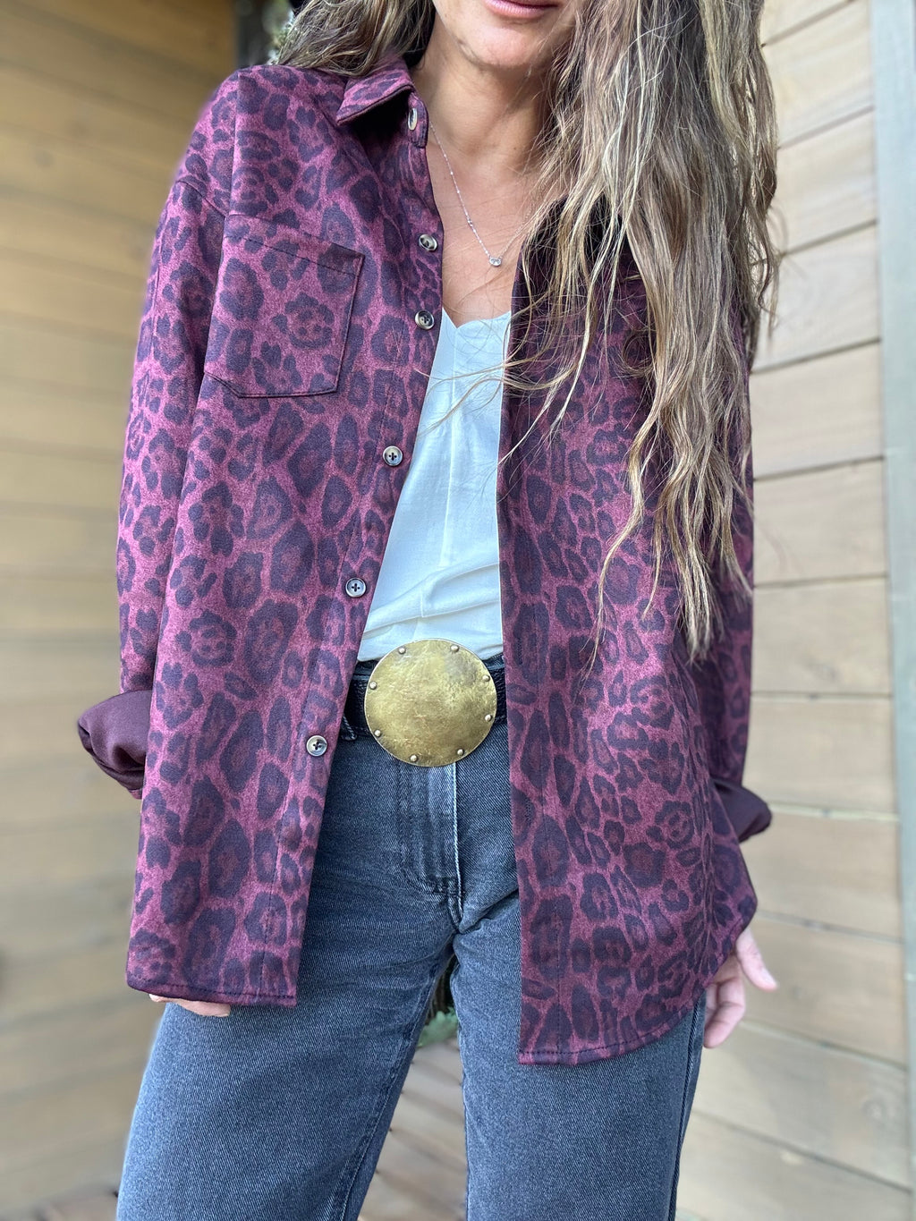 Sobre camisa animal print vino