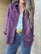 Sobre camisa animal print vino