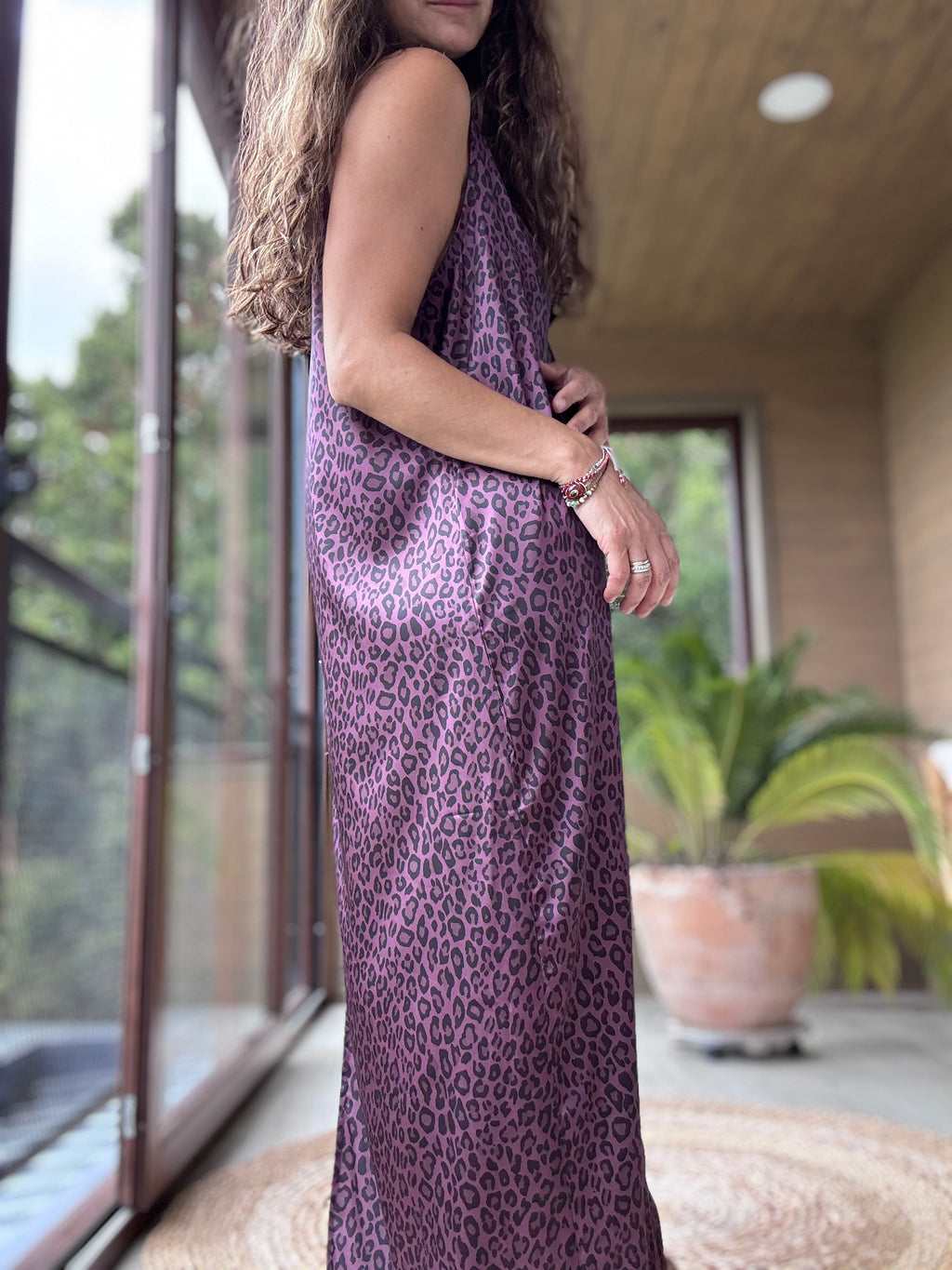 Vestido satén animal print vino