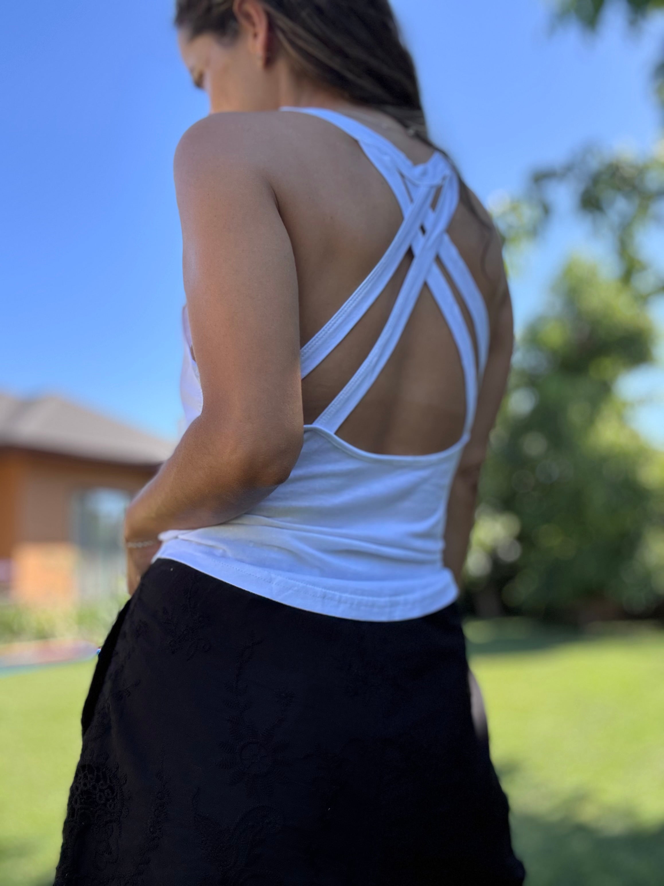 Polera básica cruzada en espalda blanco