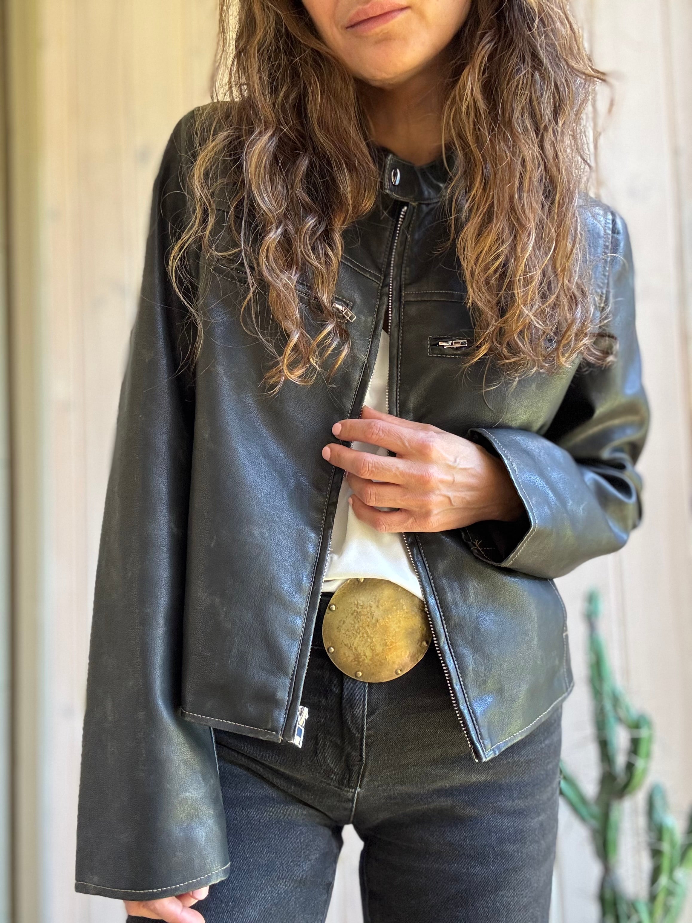 Chaqueta eco cuero cuello mano negro desgastado