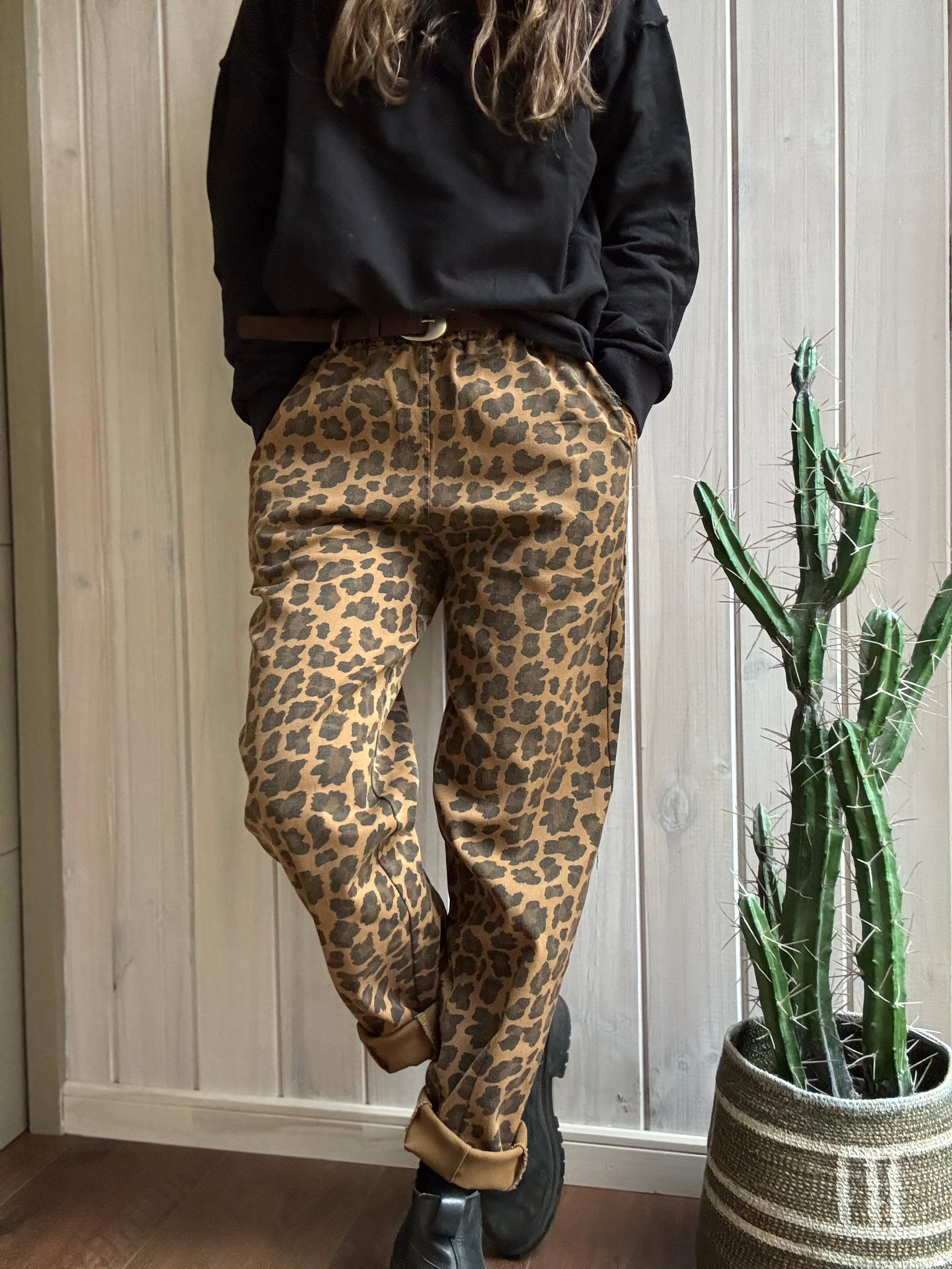 Pantalón elasticado animal print con cinturón
