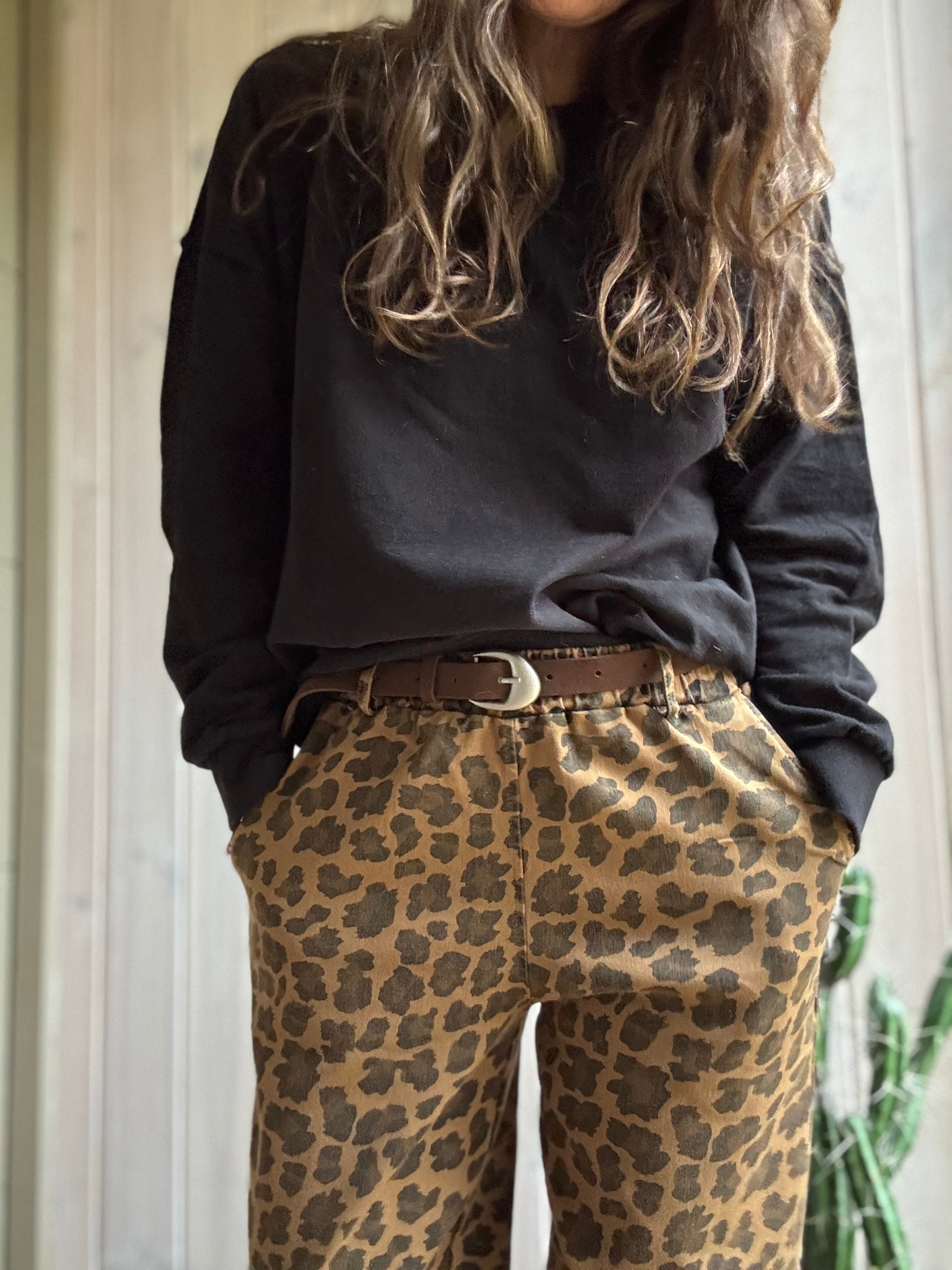 Pantalón elasticado animal print con cinturón