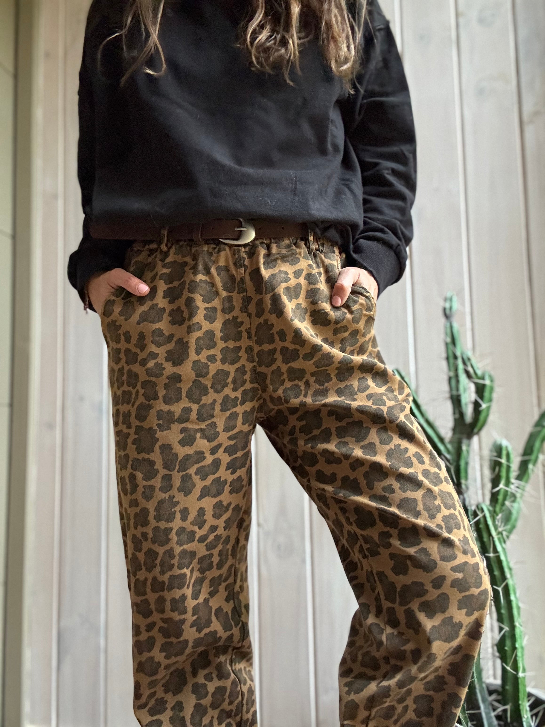Pantalón elasticado animal print con cinturón