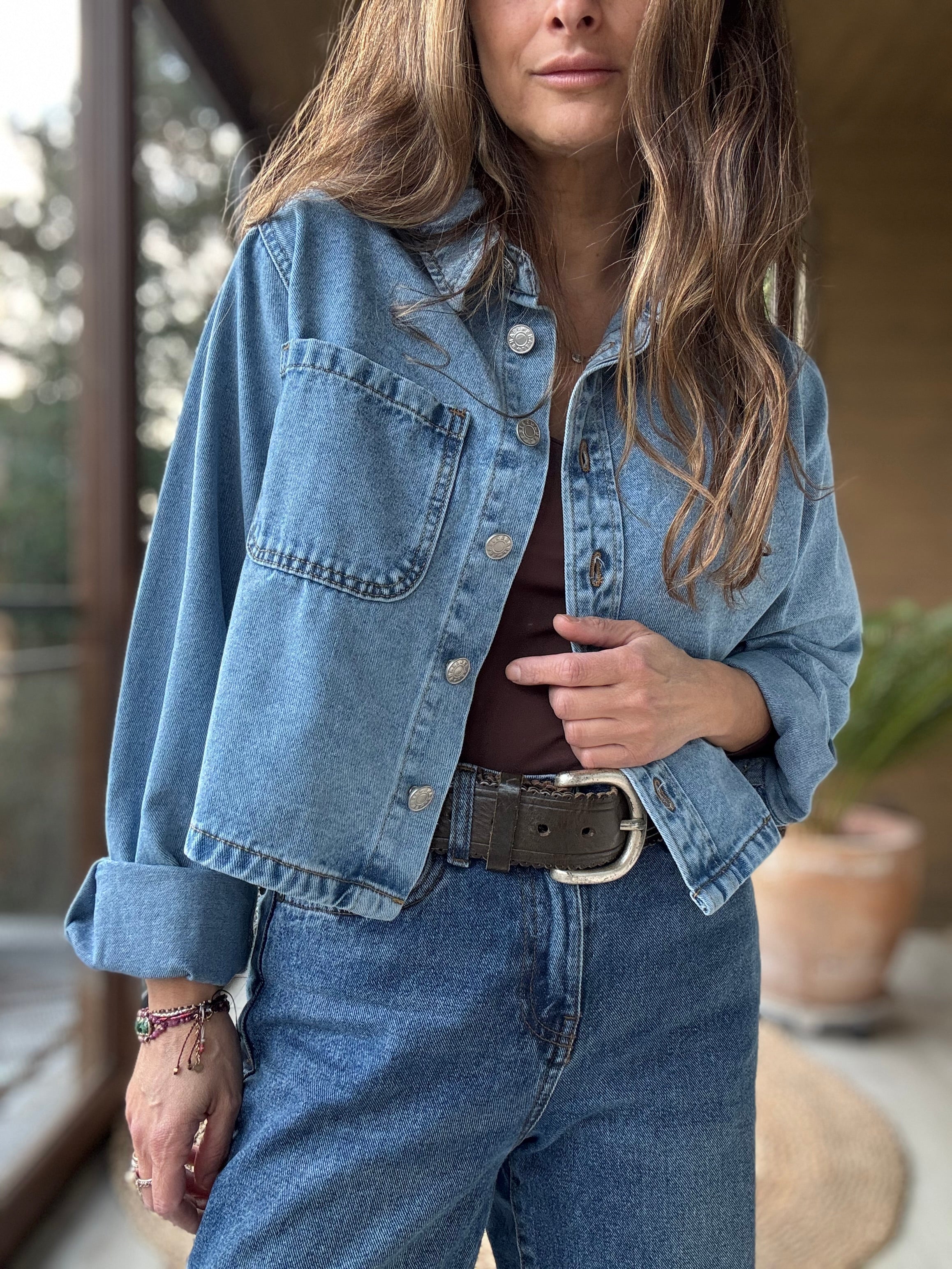 Sobre camisa jeans corta