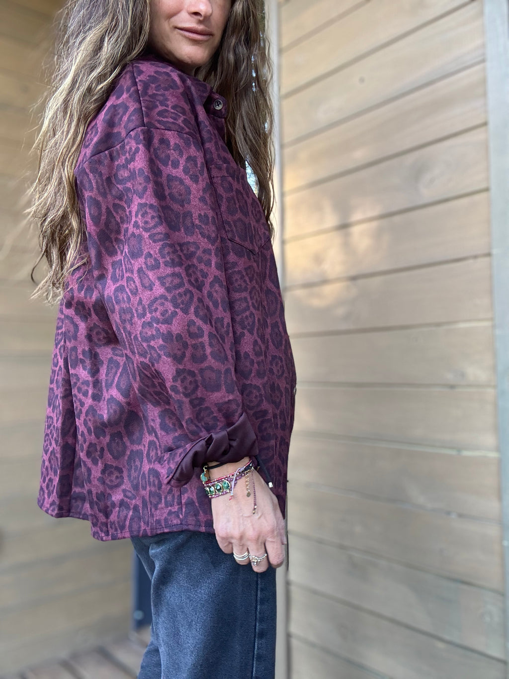Sobre camisa animal print vino