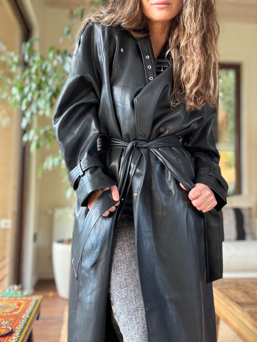 Abrigo eco cuero negro impermeable