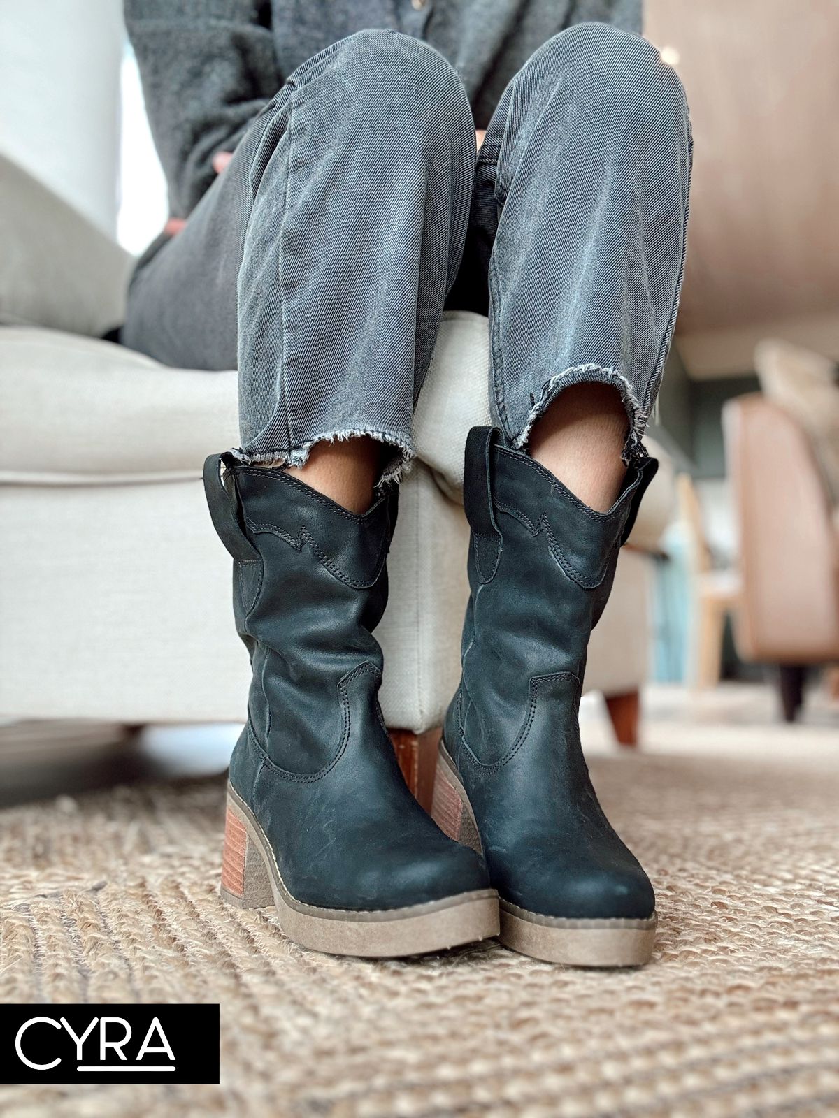 Bota Simona negra