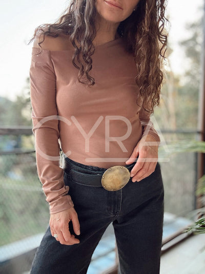 Polera hombro libre café