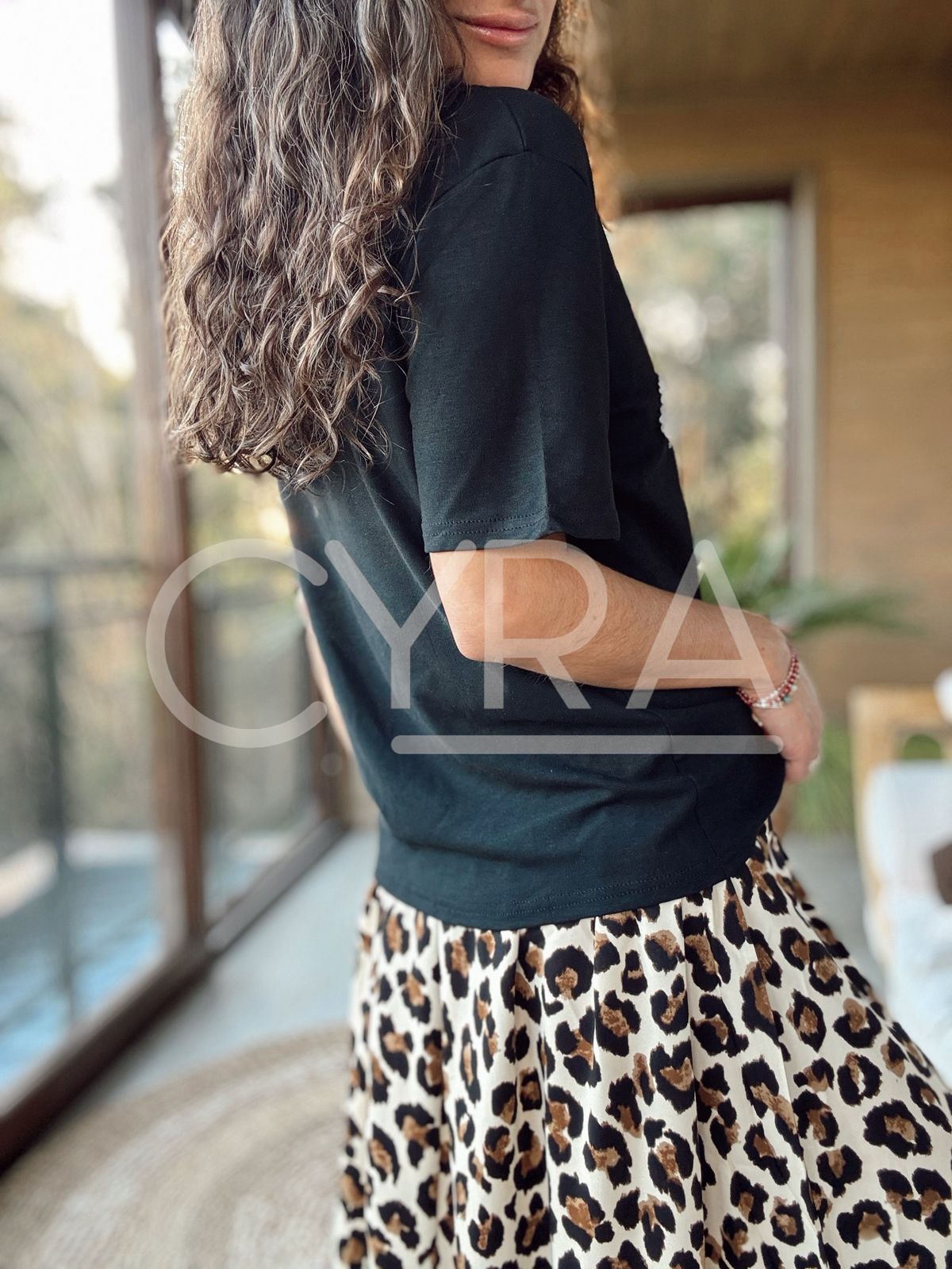Polera tachas negro