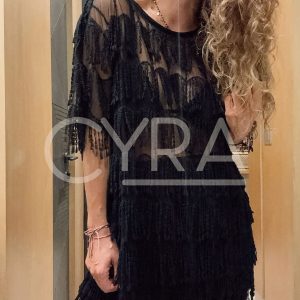 Polera flecos negra